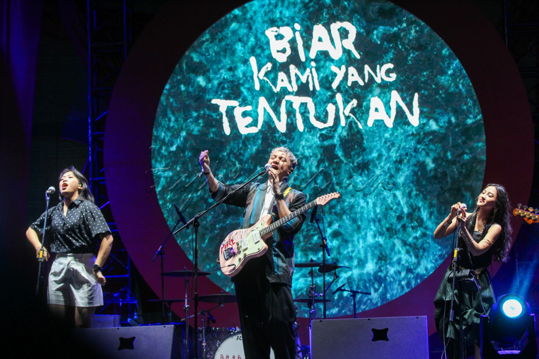 Sorotan utama acara pembuka kali ini adalah penampilan band Barasuara, yang sukses membangkitkan semangat penonton dengan energi dan musikalitas khas mereka. Meski berfokus pada sastra, JILF dikenal selalu menghadirkan unsur pertunjukan yang kuat untuk menjembatani karya tulis dengan ekspresi seni lainnya. Tahun ini, Barasuara menjadi pembuka yang sempurna.