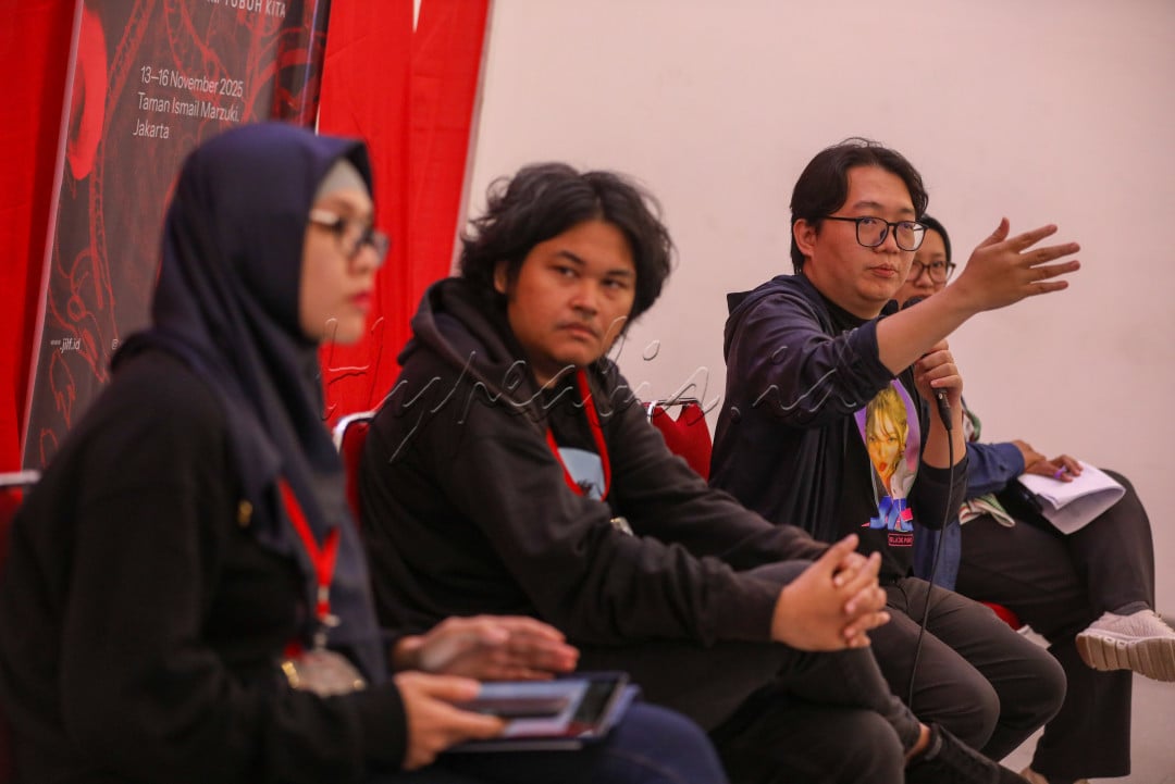 Pada sesi lain, JILF 2025 juga menyoroti relevansi karya Pramoedya Ananta Toer dalam diskusi &ldquo;Pram, Journey, and the Future&rdquo;. Pram dipandang sebagai suara kritis yang tak lekang waktu, terutama dalam konteks negara yang terus mencoba mengendalikan narasi sejarah. Penulis dan peneliti seperti Karunia Haganta dan Martin Suryajaya menegaskan bahwa karya Pram tidak hanya mengisahkan sejarah perlawanan, tetapi juga menunjukkan bagaimana pengetahuan bisa dibatasi lewat represi politik, baik di masa kolonial, Orde Baru, maupun era digital yang dikendalikan algoritma.