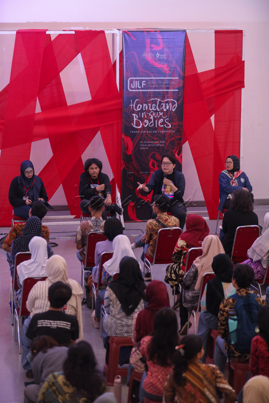 Dari pengalaman pemenjaraan hingga pelarangan buku, Pram menjadi simbol perlawanan sekaligus sumber inspirasi bagi generasi baru penulis dan aktivis. Tetralogi Bumi Manusia, misalnya, sempat menjadi ikon pergerakan mahasiswa di akhir Orde Baru, dan kini kembali dibaca dalam konteks krisis sosial dan politik global. Generasi muda menemukan kembali pentingnya karya Pram sebagai panduan dalam mengurai kekuasaan dan menjaga martabat manusia.