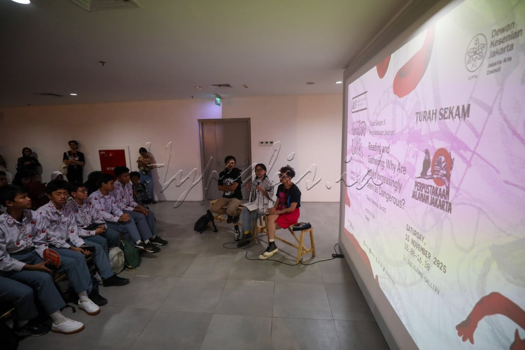 Refleksi mendalam tentang peran membaca juga muncul dalam diskusi &ldquo;Apa Arti Membaca Setelah Soeharto Menjadi Pahlawan?&rdquo; yang diinisiasi kelompok Turah Sekam, Perpustakaan Jalanan, dan Membaca Melawan. Membaca diposisikan bukan sekadar aktivitas intelektual, tetapi sebagai tindakan politik yang mempertanyakan siapa yang berhak menentukan kebenaran. Melalui lapakan buku di trotoar dan ruang-ruang inklusif untuk perempuan serta kelompok rentan, komunitas ini memperluas akses dan ruang aman bagi warga untuk berpikir dan berbagi.