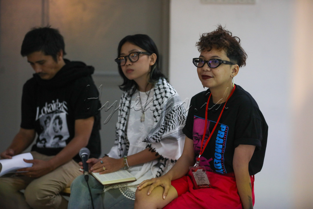 Dalam dunia yang diramaikan banjir informasi dan sensor terselubung, membaca buku fisik atau zine adalah tindakan perlawanan yang menolak narasi tunggal. Seperti ditegaskan para panelis, ruang-ruang literasi yang digerakkan komunitas adalah cara mengikat masyarakat dalam solidaritas dan keberanian. Di JILF 2025, membaca bukan hanya jendela dunia melainkan fondasi kebebasan.<br />
<br />
Editor : Nurul Hidayat