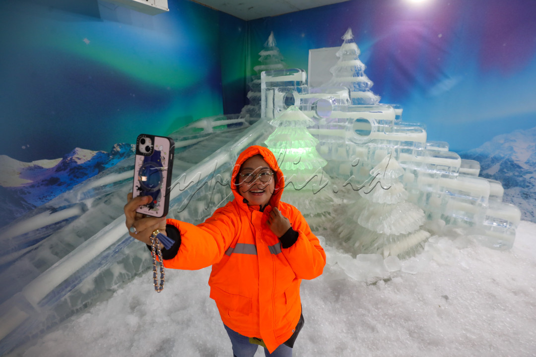 <div>Mal Ciputra Jakarta resmi menghadirkan rangkaian acara bertajuk Christmas Aurora yang memadukan seni ice carving, wahana salju, dan suasana musim dingin bersuhu -5&deg;C. Program yang berlangsung pada 7 Desember 2025 hingga 18 Januari 2026 ini menawarkan pengalaman Natal yang berbeda melalui Snow House/Cold Room dan Snow Playground yang dirancang menyerupai destinasi winter luar negeri. Pengunjung dapat menikmati instalasi seni es tematik, area bermain salju, hingga aktivitas membuat snowman dalam satu rangkaian pengalaman imersif.</div>

<div>&nbsp;</div>