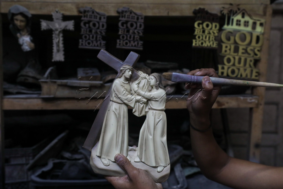 Berbagai jenis patung mulai dari patung Yesus, patung Bunda Maria, dan salib yang diproduksi Algonz Collection dipasarkan ke berbagai wilayah di Indonesia termasuk Papua, NTT, Kalimantan, dan Sumatra.