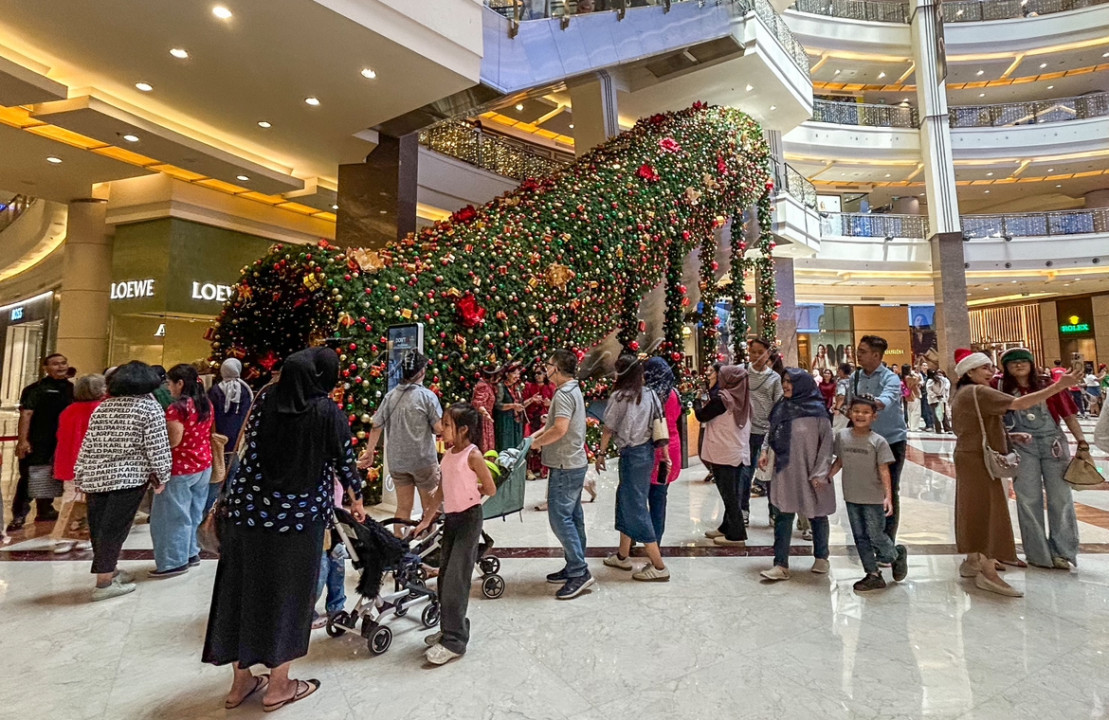 Menyambut Natal dan Tahun Baru 2026, sejumlah pusat perbelanjaan mulai bersolek menghiasai mal dengan ornamen atau pernak pernik Natal untuk menarik perhatian pengunjung.