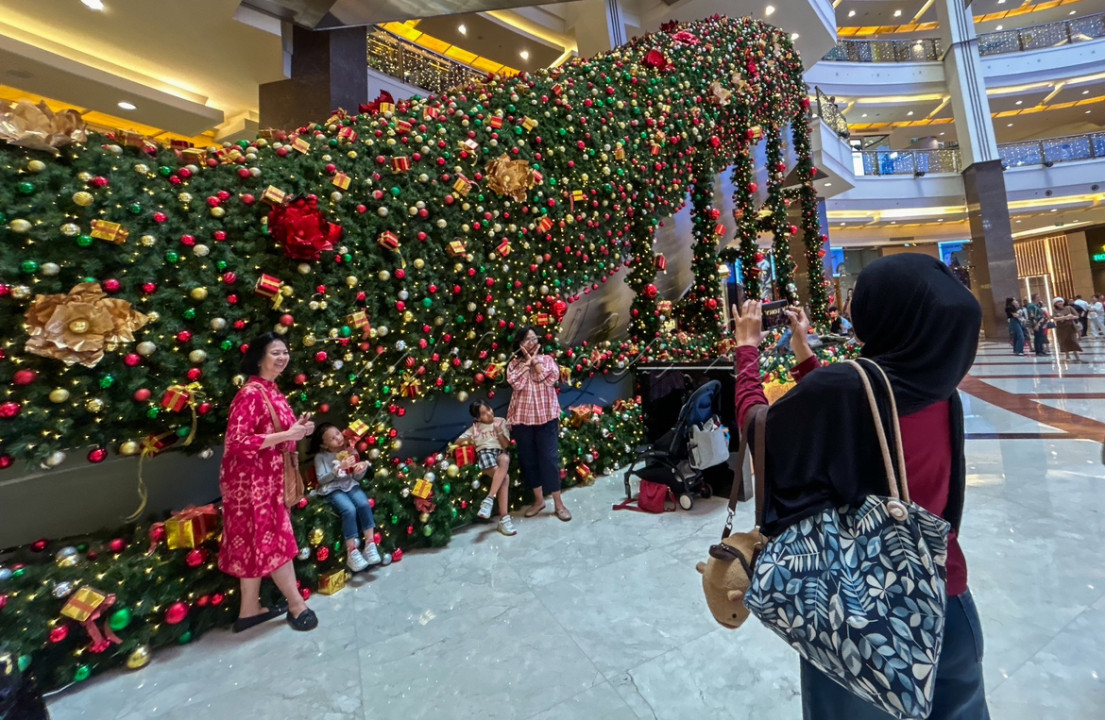 Lampu-lampu Natal mulai menghiasi pusat perbelanjaan, musik khas liburan terdengar di berbagai sudut, dan banyak orang berburu spot foto menarik untuk mengabadikan momen spesial.<br />
<br />
Editor : Nurul Hidayat