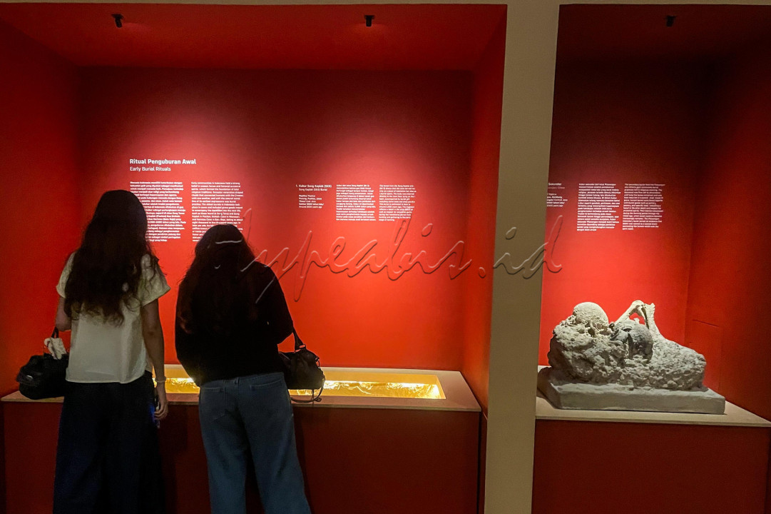 Pameran ini terbuka untuk umum mulai Kamis, 18 Desember 2025, mengajak publik menelusuri perjalanan panjang Nusantara sejak terbentuknya kepulauan akibat dinamika geologi purba, kemunculan dan perkembangan kehidupan awal, hingga hadirnya manusia dan kebudayaan awal sebelum tradisi tulis.