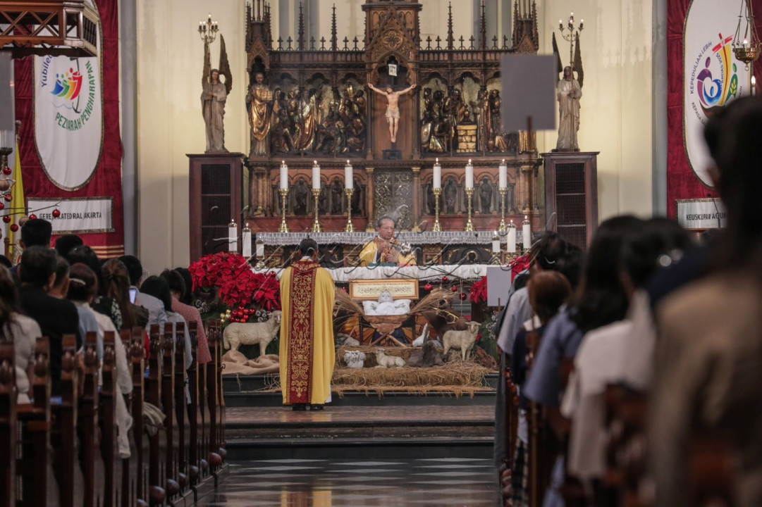 Gereja Katedral Jakarta menyelenggarakan rangkaian ibadah Misa Natal pada 24-25 Desember 2025 dengan mengusung tema Allah Hadir Untuk Menyelamatkan Keluarga.<br />
<br />
Editor : Nurul Hidayat