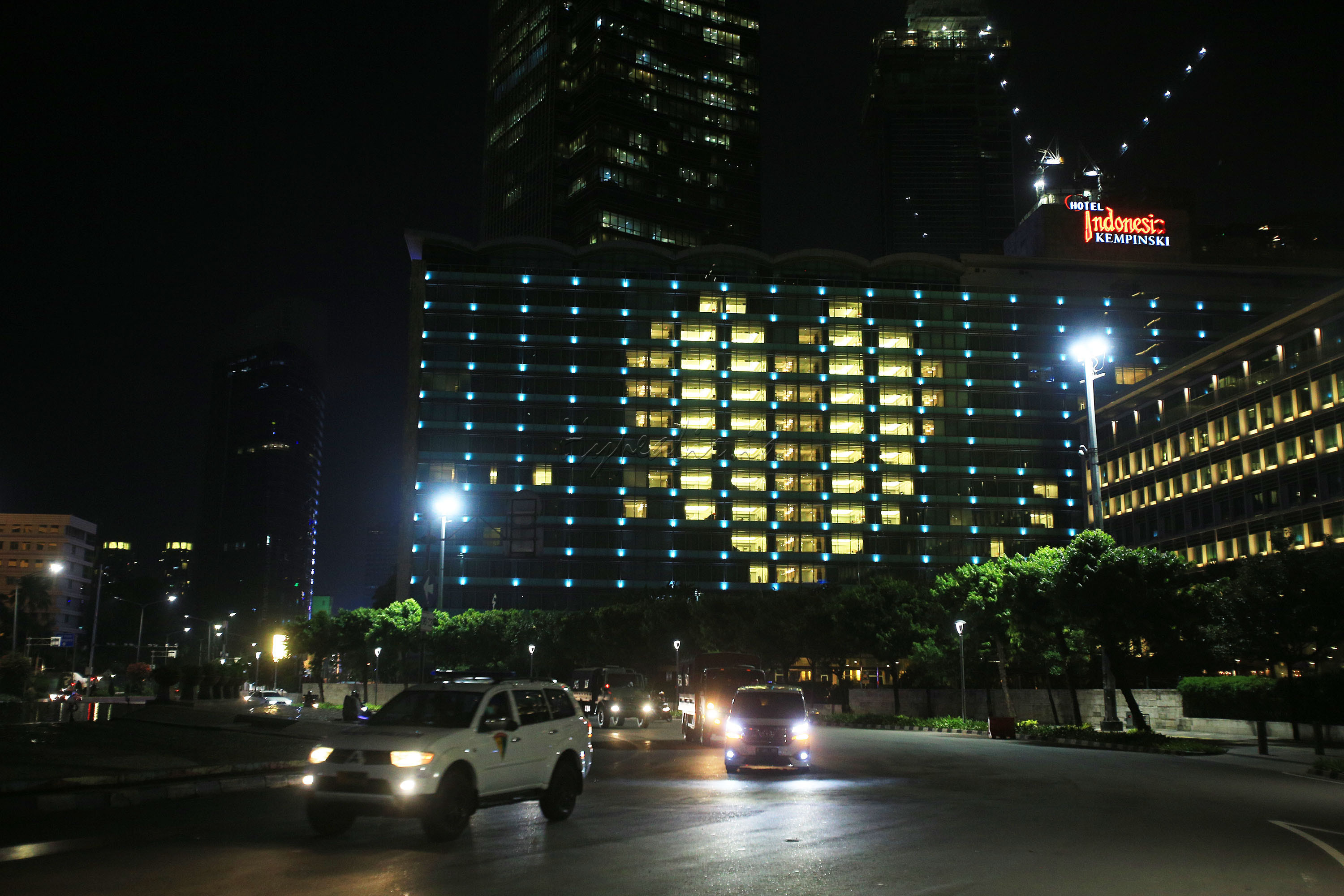 Deretan lampu kamar yang dinyalakan membentuk simbol hati (love) terlihat di Hotel Indonesia Kempinski, Jakarta. Simbol yang mereprentasikan tanda cinta tersebut dibentuk untuk memberikan apresiasi kepada tenaga medis yang berada di garis terdepan dalam penanganan pasien saat pandemi COVID-19 di Indonesia.