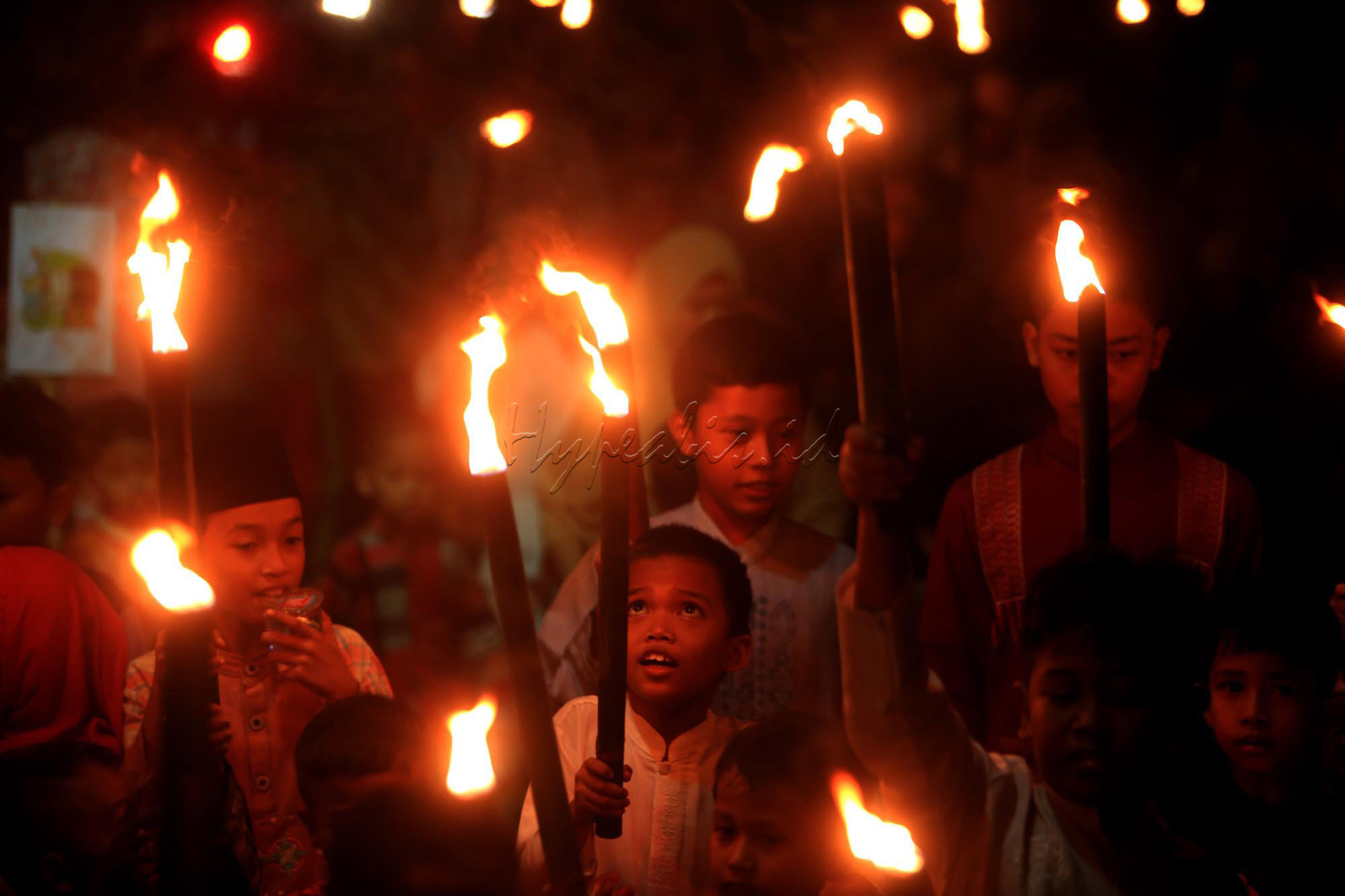 Anak-anak, remaja hingga orang dewasa biasanya melakukan pawai obor berkeliling kampung. Setelah itu dilanjutkan dengan khutbah dan berdoa bersama.