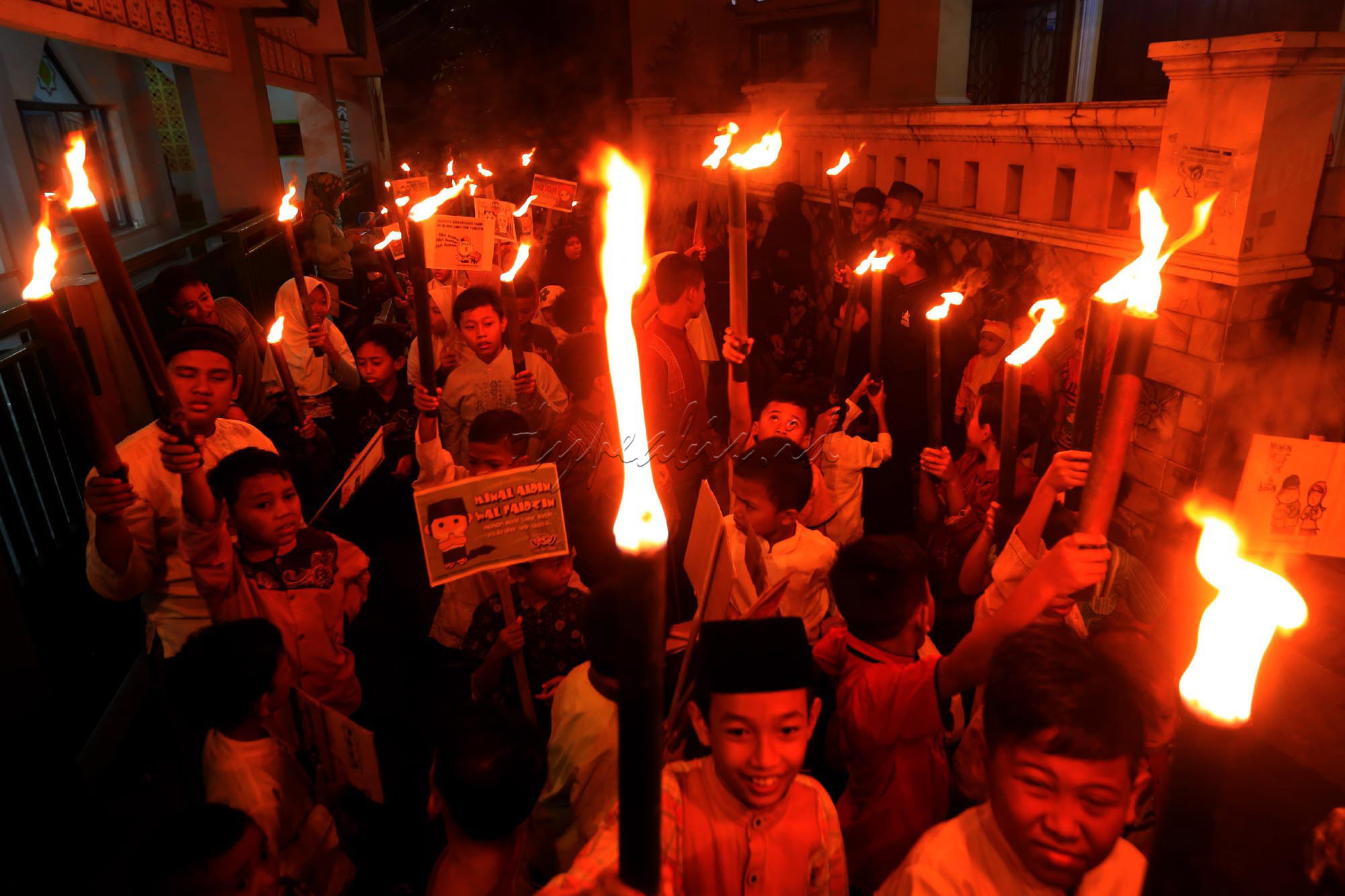 Biasanya pawai obor diadakan untuk menyambut hari besar dalam agama Islam.