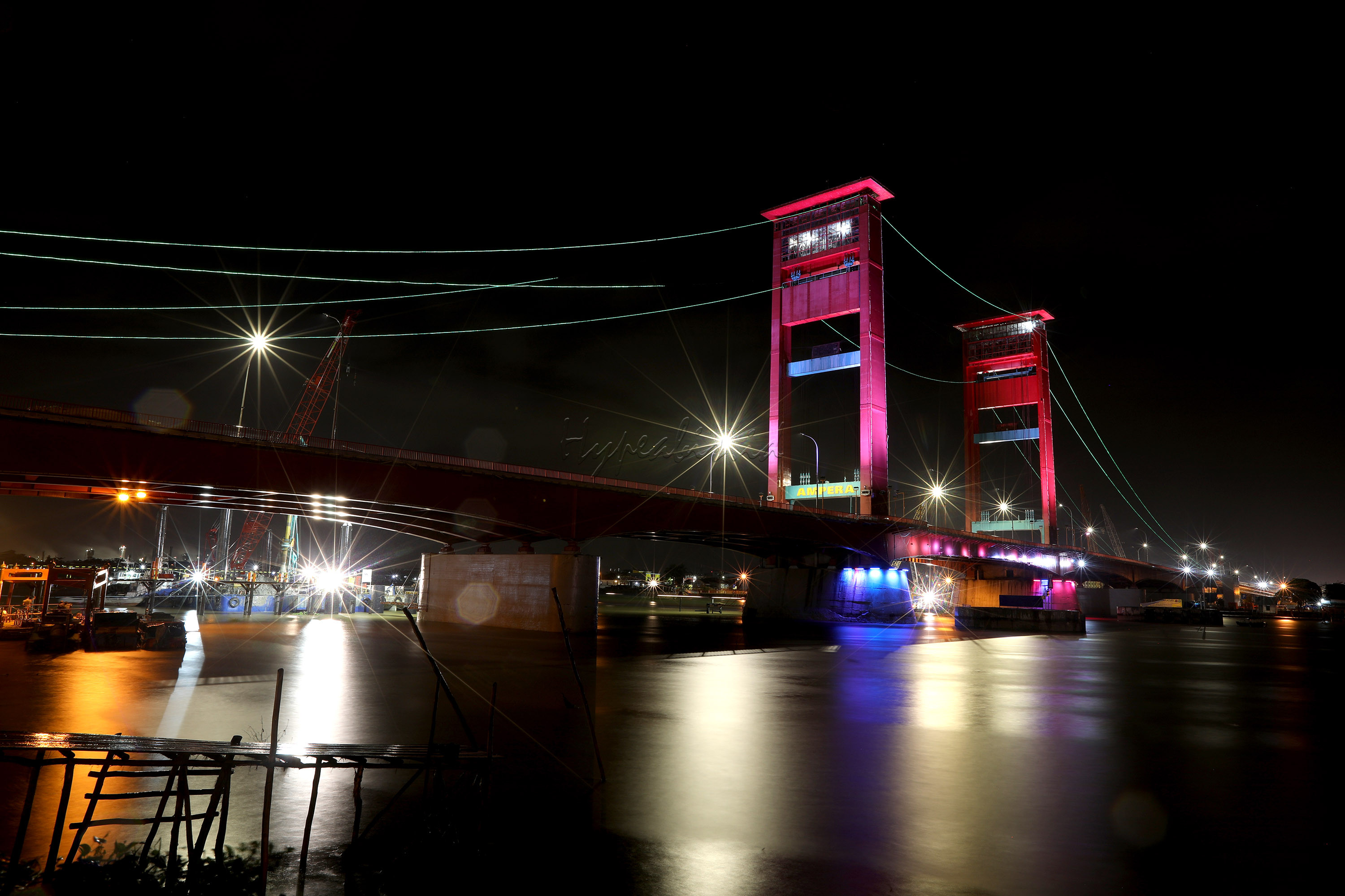 Pemandangan Jembatan Ampera sebagai salah satu ikon kota Palembang