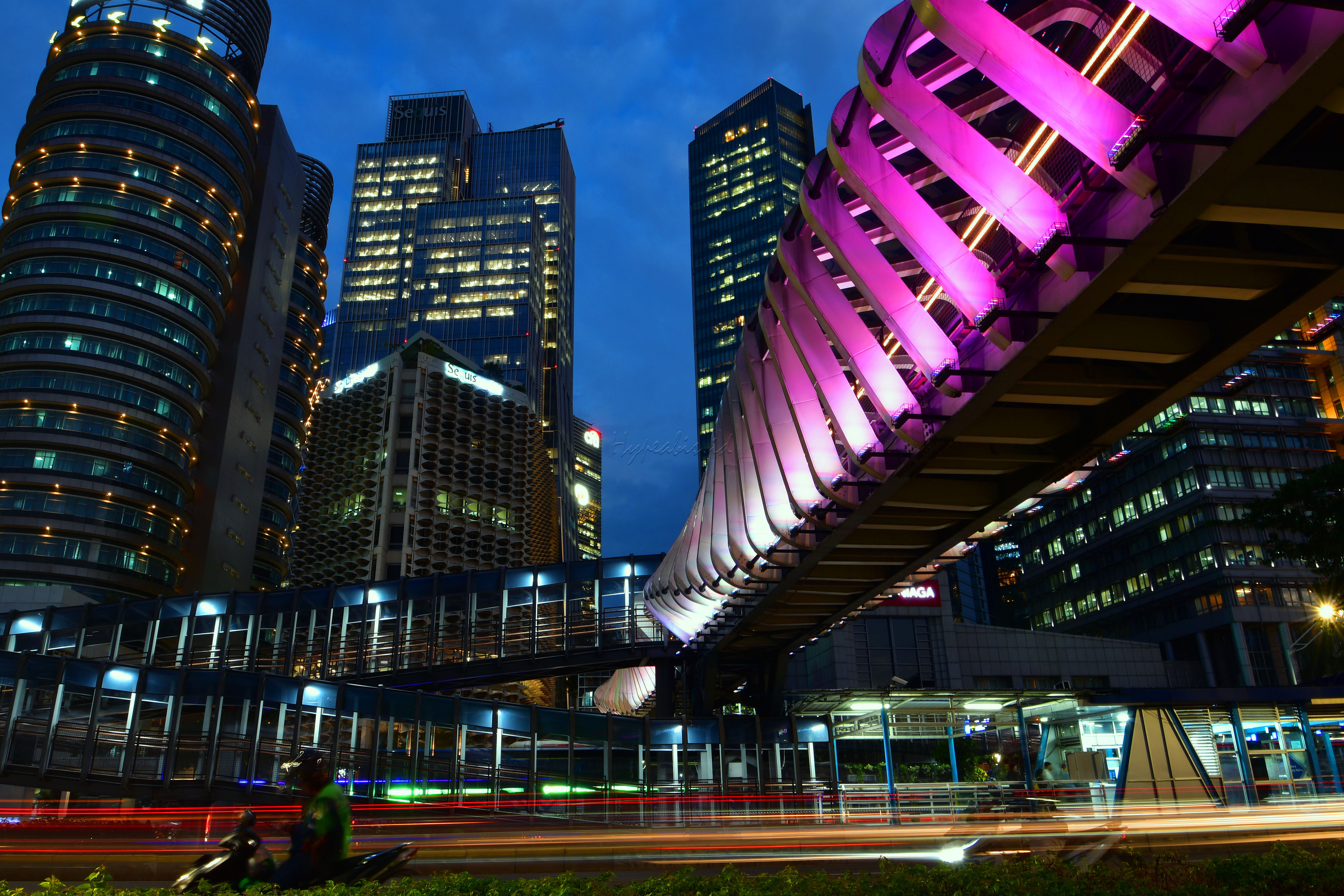 Warna-warni lampu gedung perkantoran menghiasi malam Jakarta.