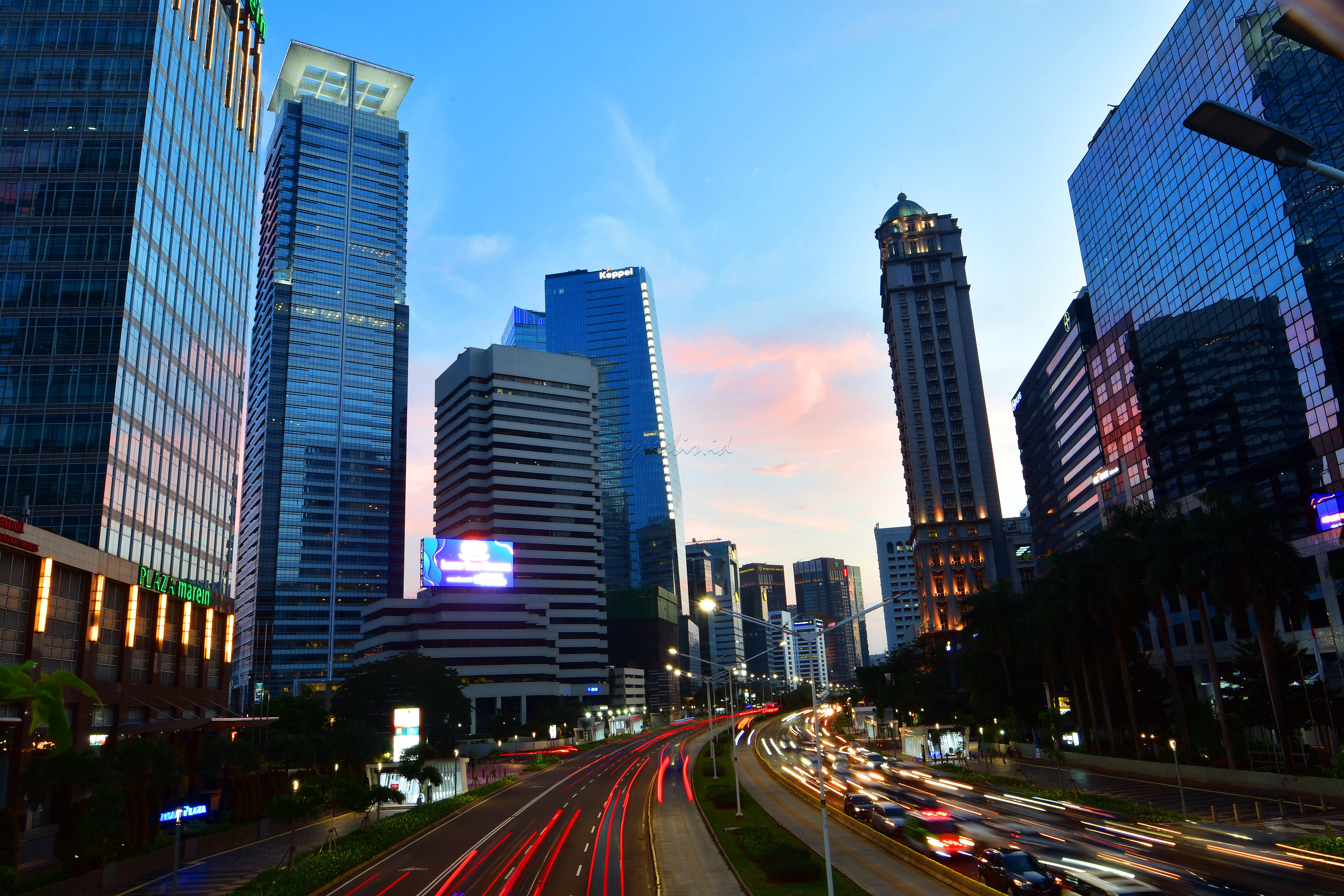 Senja di Jakarta.