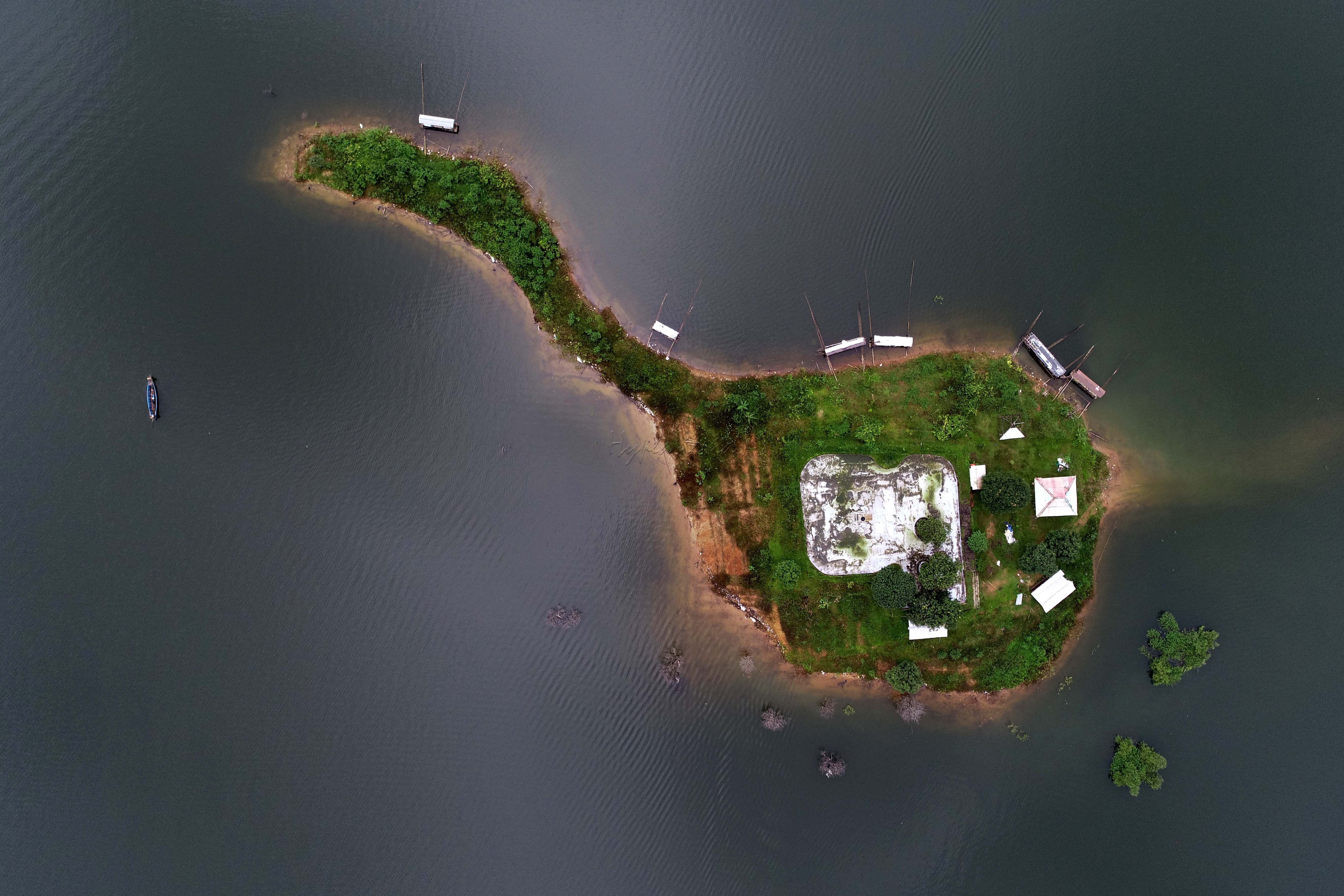 Di usianya yang masih seumur jagung, waduk ini ternyata memiliki potensi wisata luar biasa.