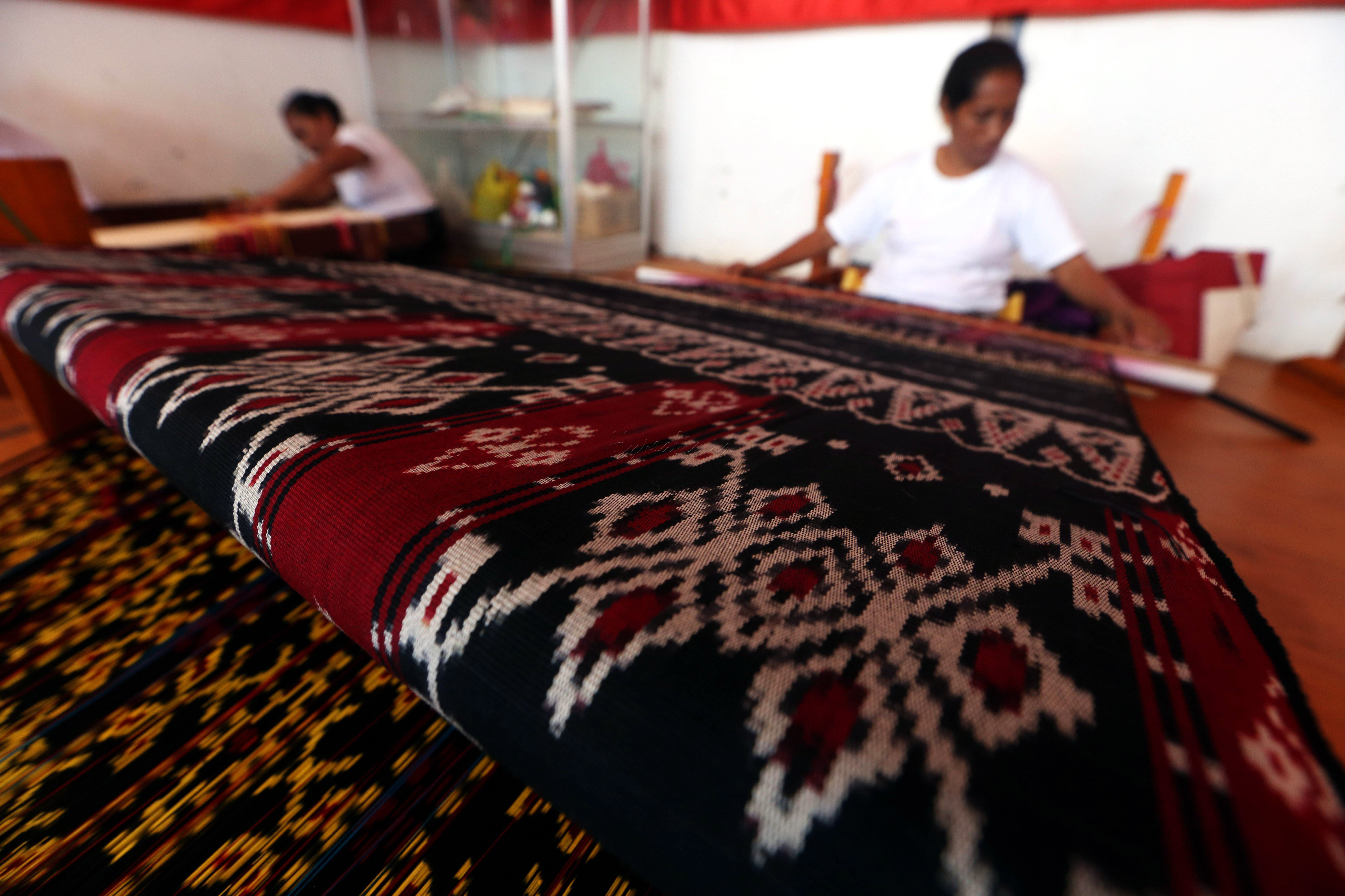 Dalam sebulan, sentra tenun ikat ini rata-rata&nbsp;memproduksi 40 lembar kain yang dikerjakan secara tradisional oleh belasan penenun tetap,&nbsp;yang seluruhnya kaum perempuan, dengan&nbsp;membukukan omzet hingga ratusan juta.&nbsp;