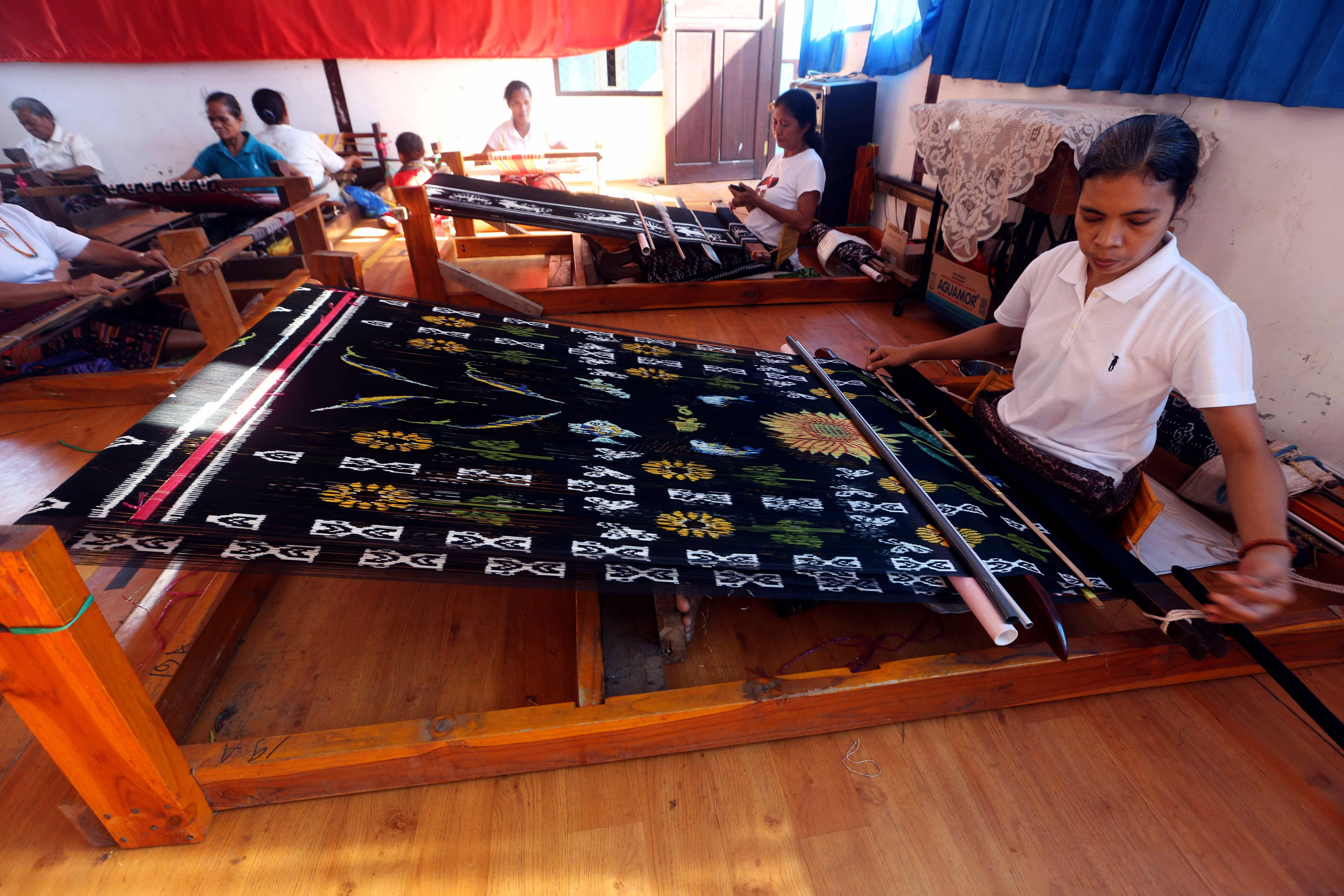Rumah Tenun Ina Ndao&nbsp;ini merupakan role model keberhasilan melestarikan budaya lokal&nbsp;khususnya pengembangan tenun ikat khas NTT menjadi penggerak ekonomi lokal melalui pemberdayaan kelompok perempuan.