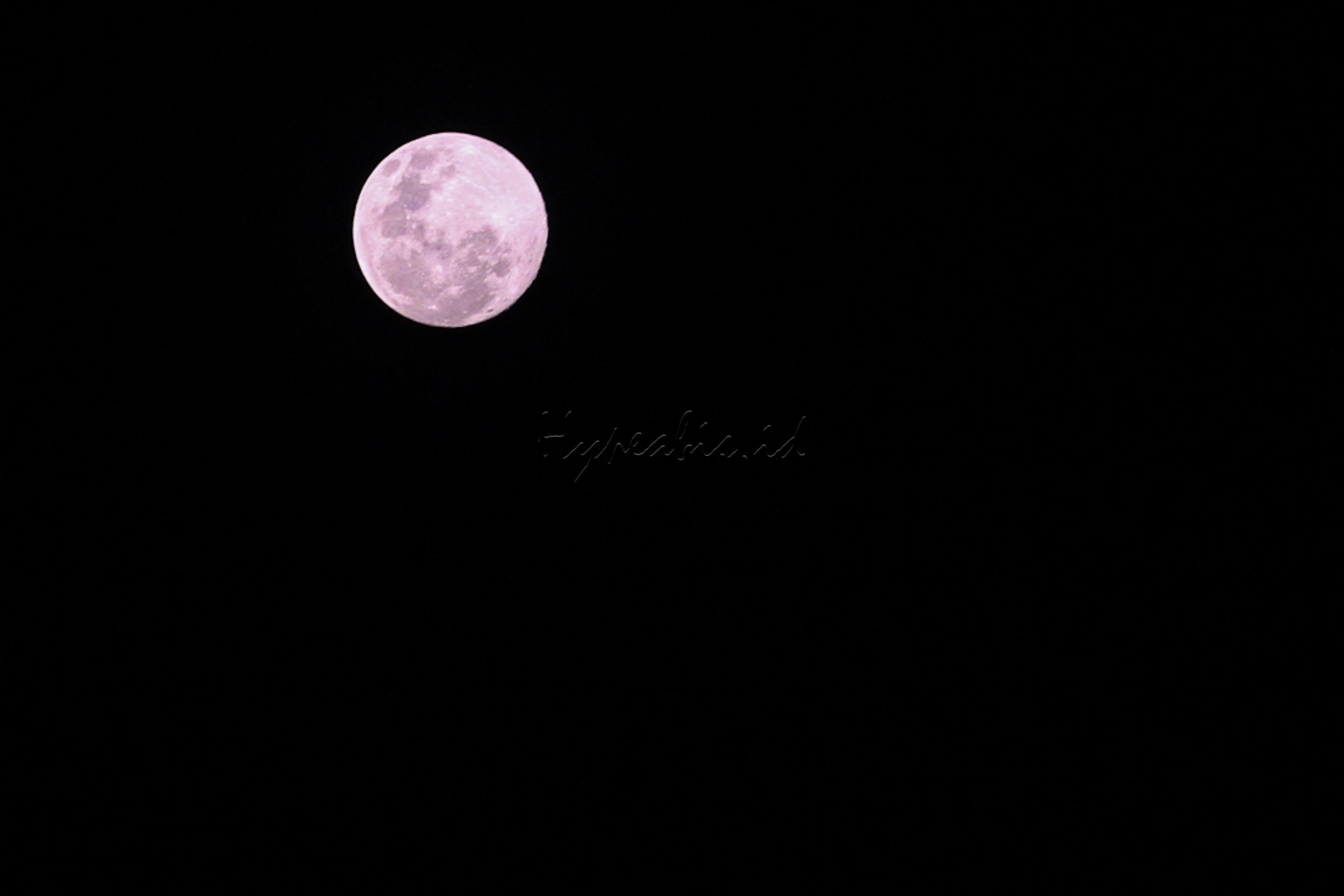 Bulan purnama ini disebut bulan super atau supermoon lantaran jaraknya dekat dengan perige (garis edar suatu benda langit yang terdekat dengan bumi).