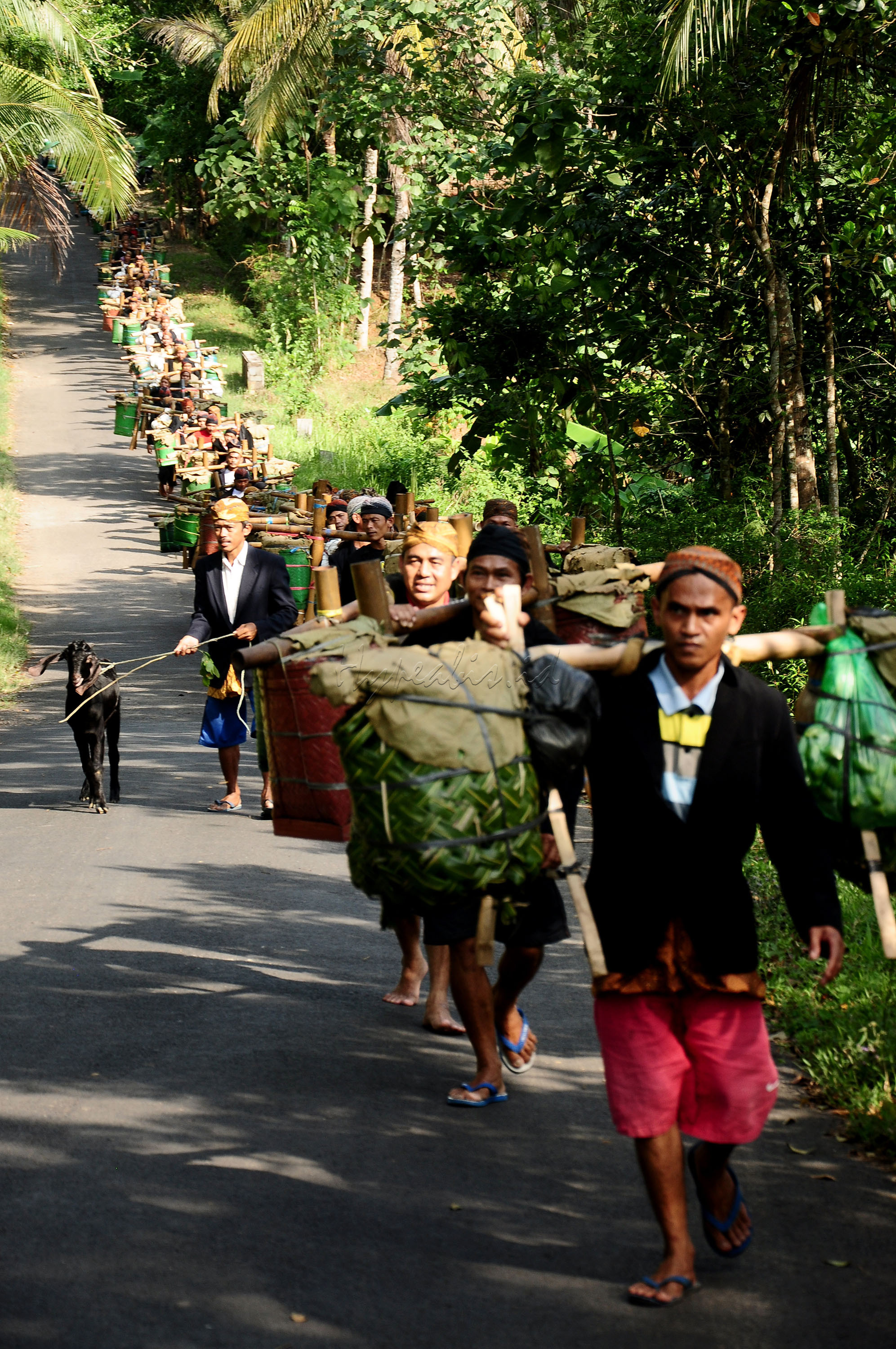 Unggahan merupakan tradisi paling banyak diikuti warga komunitas adat Banokeling. Mereka datang dari berbagai daerah dengan jalan kaki puluhan kilometer. Kebanyakan berasal dari daerah Adiraja, Cilacap, Banyumas dan sekitarnya.