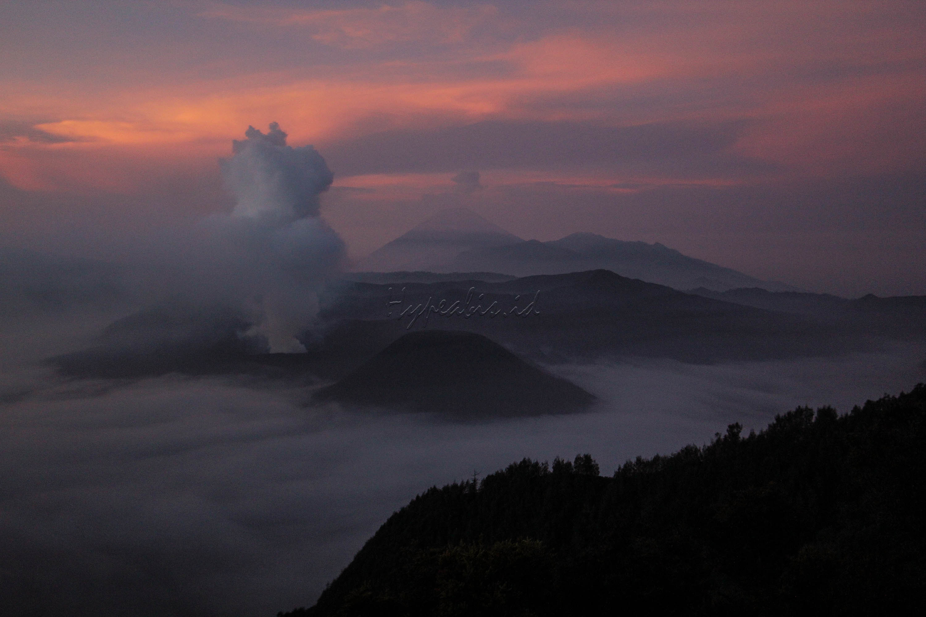 Wisatawan menikmati pemandangan matahari terbit di Taman Nasional Bromo Tengger Semeru (TNBTS) dari pos pandang Pananjakan, Pasuruan, Jawa Timur.