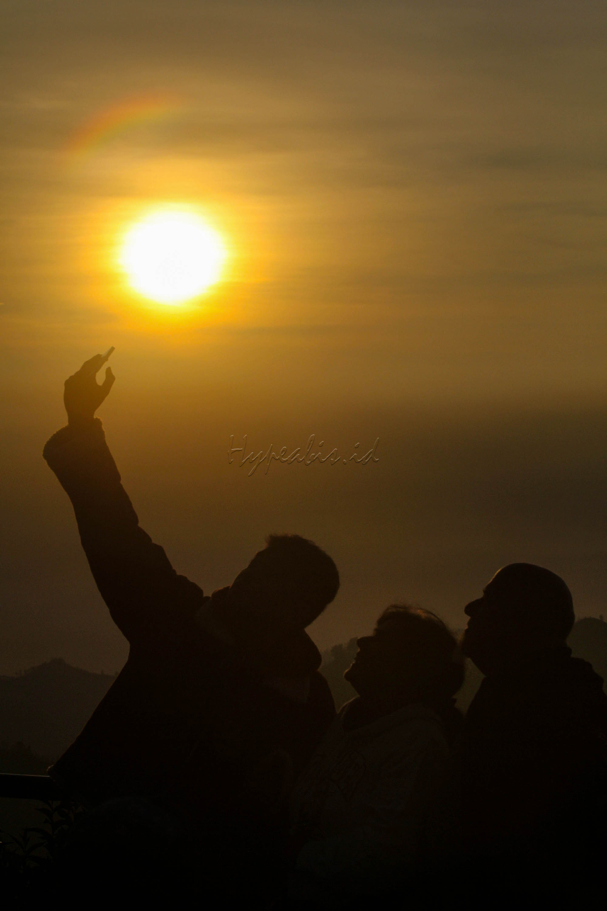 Wisatawan menikmati pemandangan matahari terbit di Taman Nasional Bromo Tengger Semeru (TNBTS) dari pos pandang Pananjakan, Pasuruan, Jawa Timur.
