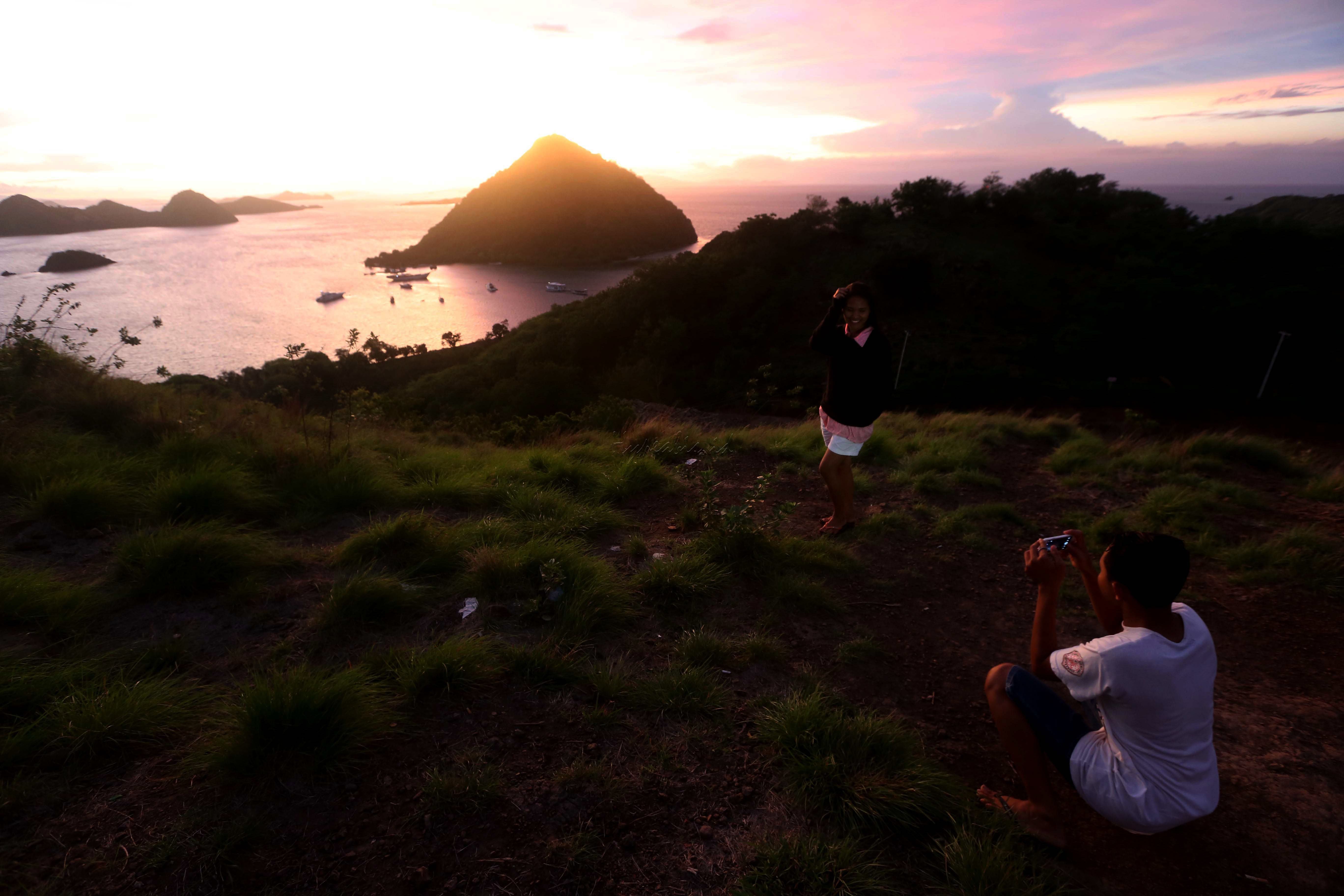 Bukit Amelia juga menawarkan pengalaman trekking yang seru. Meskipun perlu mengeluarkan tenaga lebih ketika mendaki, tenaga Anda akan terbayarkan oleh pemandangan eksotis, yang dapat dinikmati dari atas bukit.