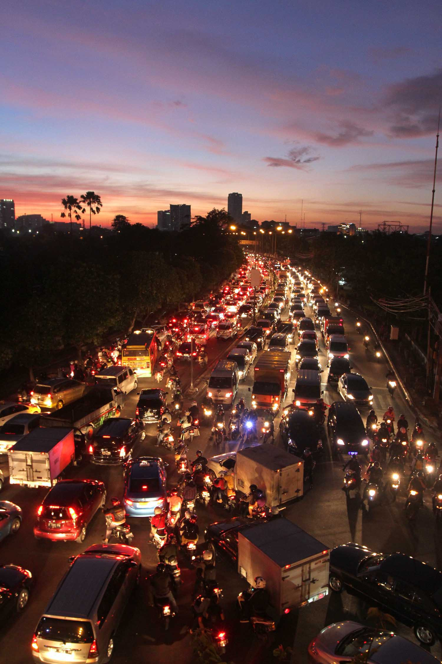 Antrean kendaraan yang mengular menjadi pemandangan yang biasa di Ibu Kota saat jam pulang kerja.