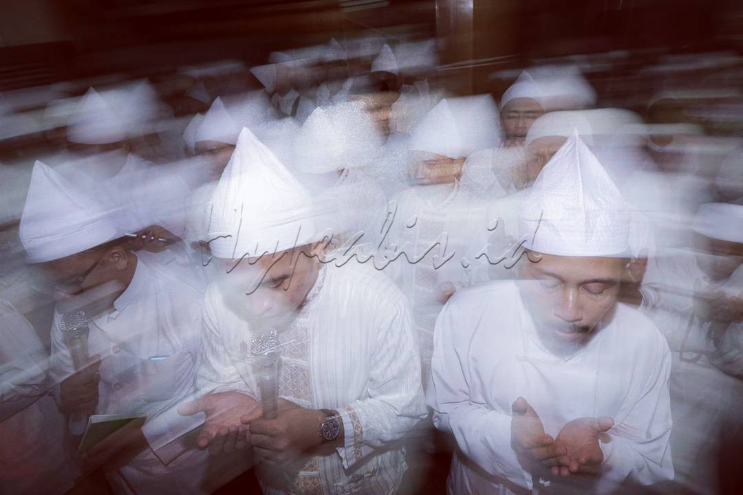 Alunan doa  menghiasi langit malam, Wahai Tuhanku, hanya rahmat-MU yang aku harapkan, jangan serahkan aku pada diriku sendiri sekejap matapun.