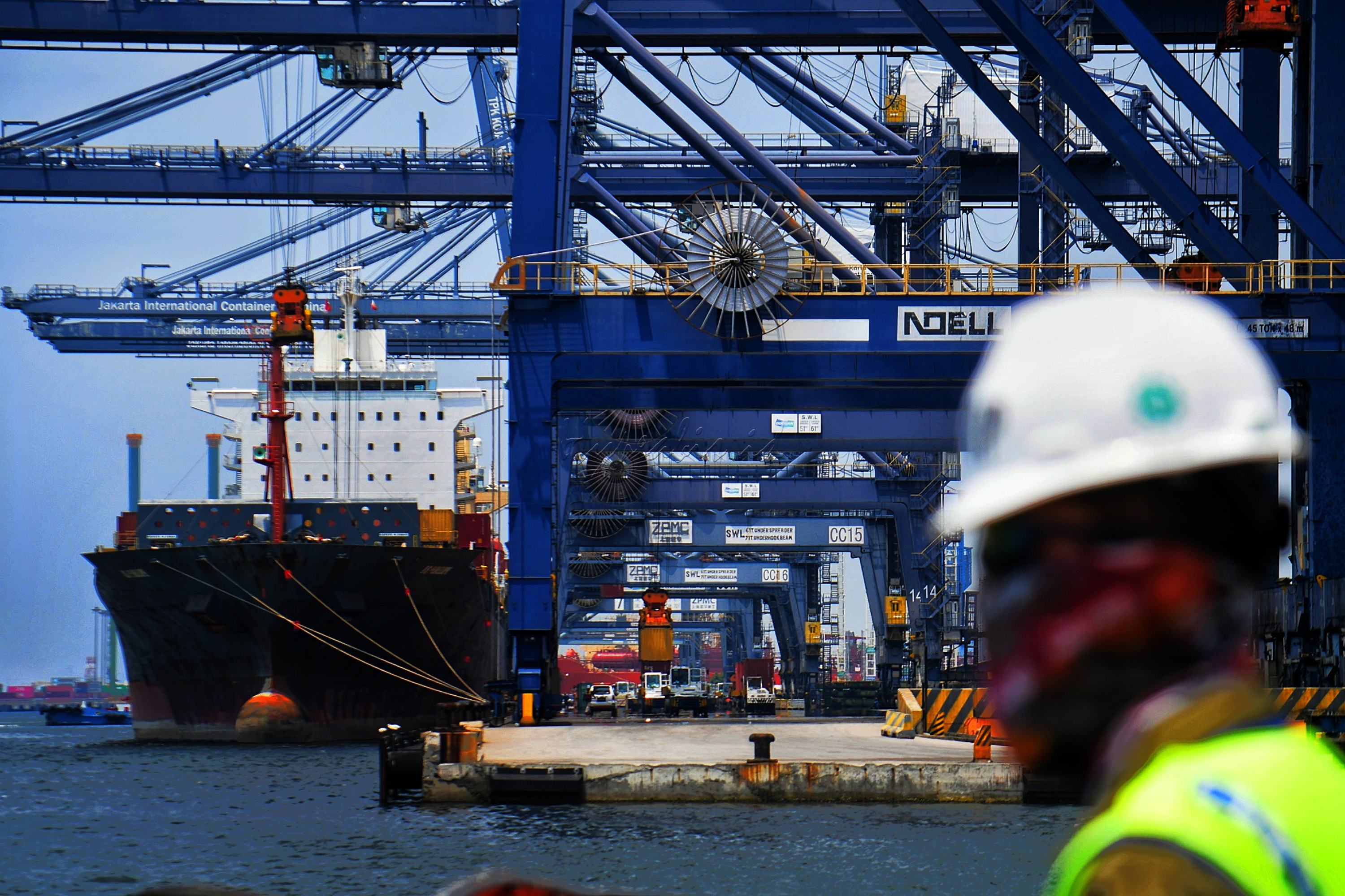 Fasilitas pelayanan yang dimiliki oleh pelabuhan Tanjung Priok cukup memadai untuk melayani arus keluar masuk barang baik berupa barang curah, konvensional maupun container.