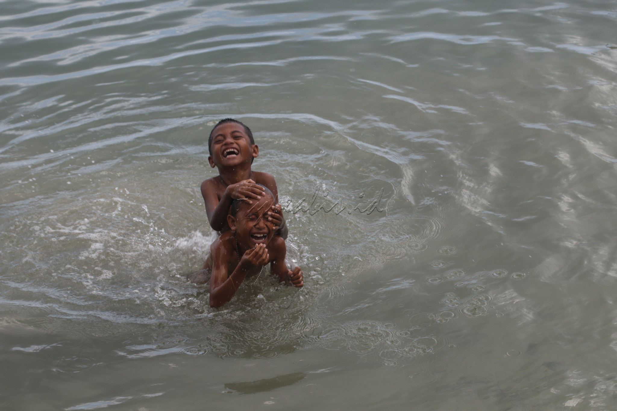 Anak-anak bermain di salah satu pantai di Saumlaki, Maluku Tenggara Barat (MTB). Saumlaki merupkan salah satu pulau terluar di Indonesia yang berbatasan langsung dengan Australia.