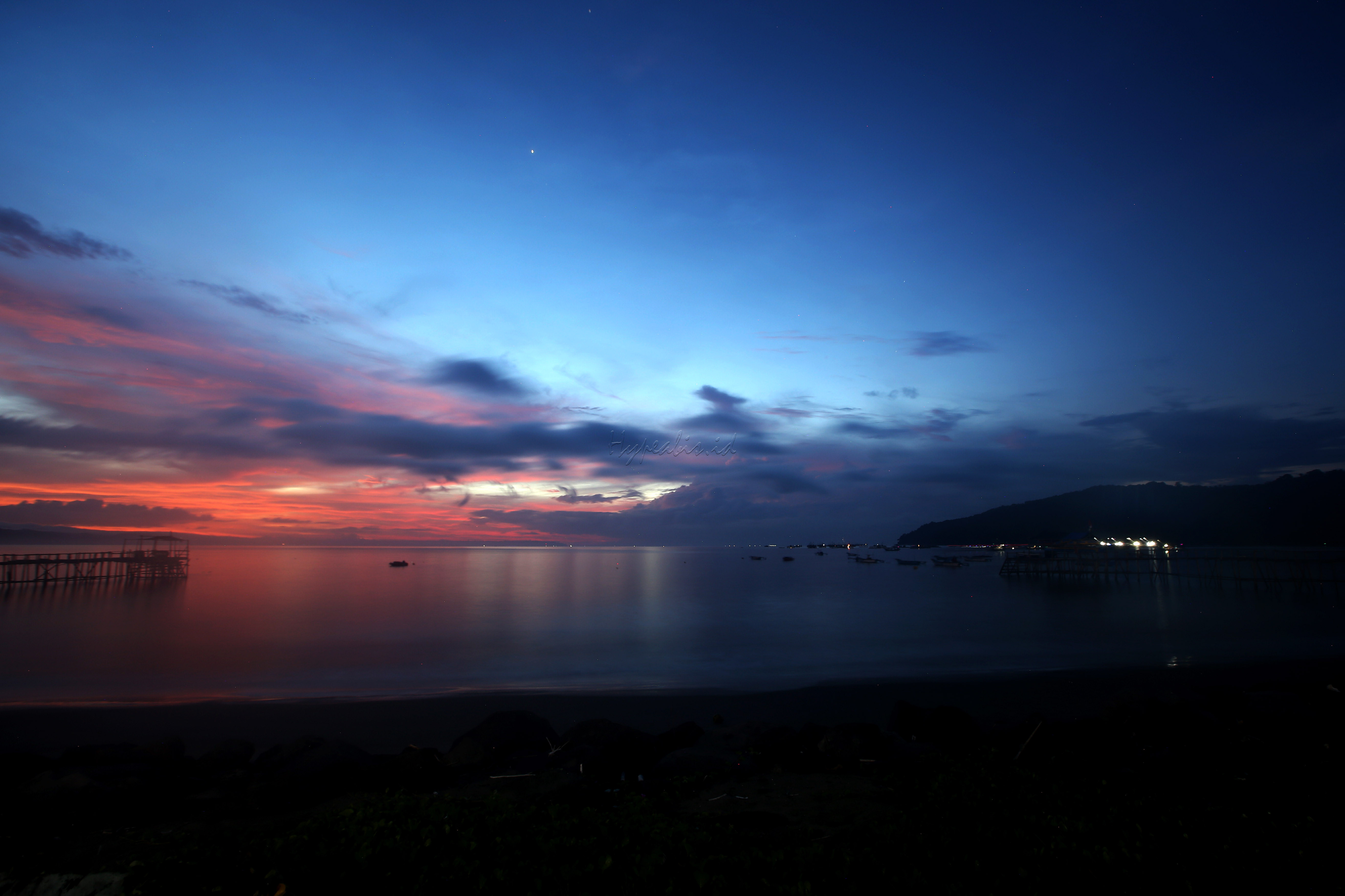 Pantai Pangandaran merupakan semenanjung yang membentang dari utara ke selatan, sehingga menempatkan pantai di sebelah timur dan barat.