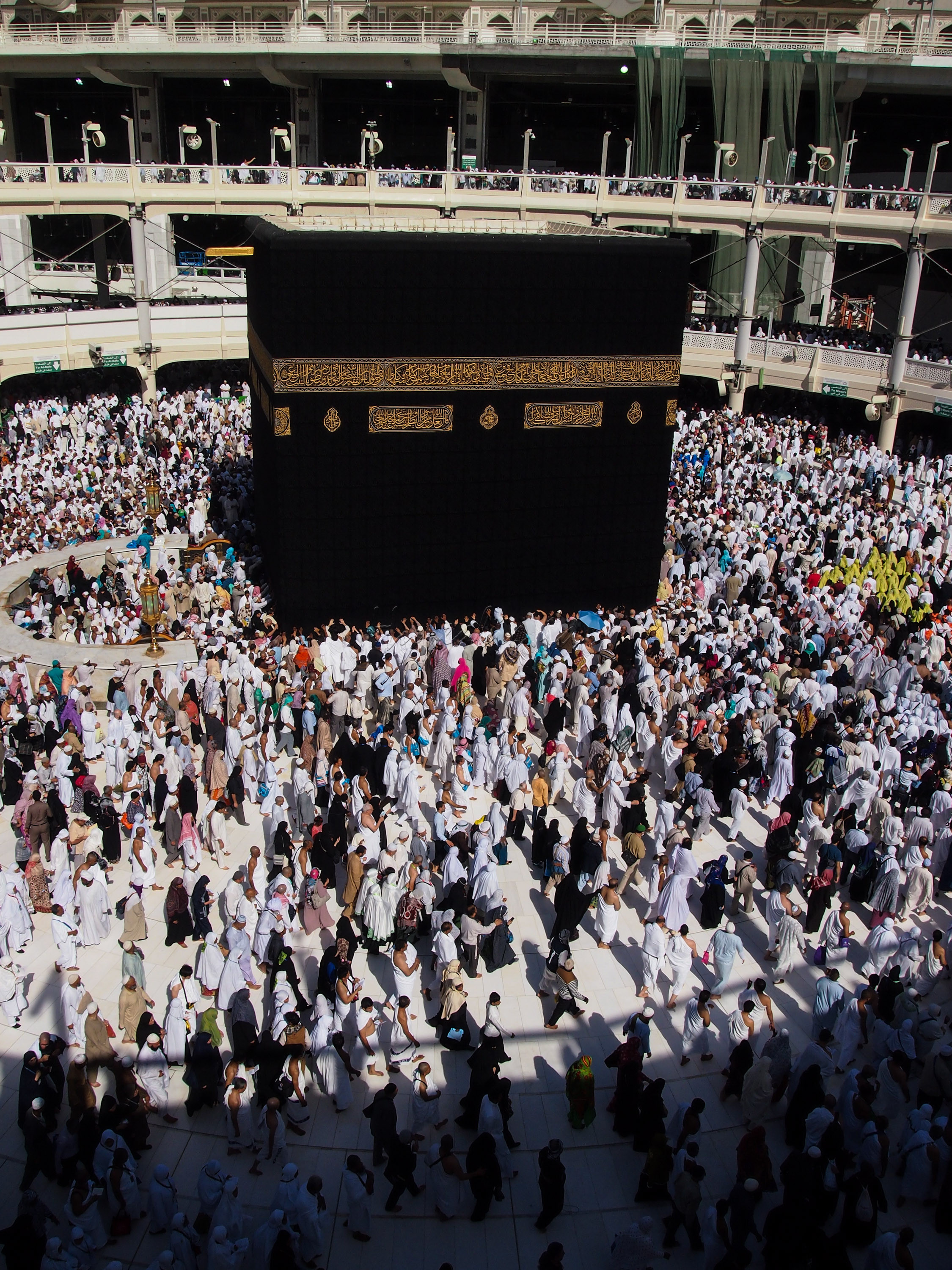 Tidak sembarangan orang yang bisa memasuki dalam Ka'bah, hanya orang-orang yang ditentukan dan dipilih oleh Raja Arab Saudi yang dapat memasuki bangunan ini.