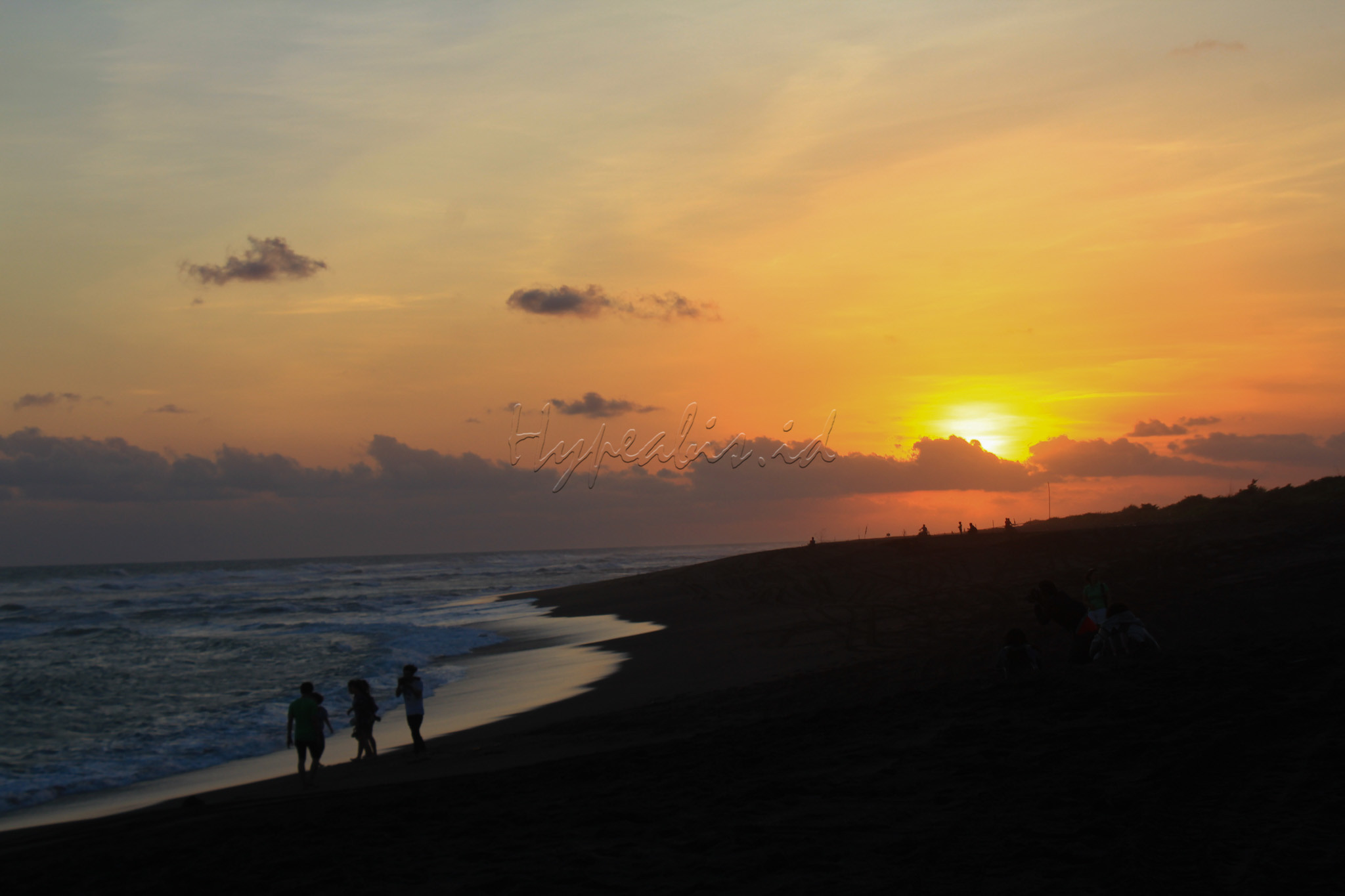 Selain bisa menikmati deburan ombak pantai selatan, di pantai ini juga kita dapat melihat keindahan matahari terbenam.