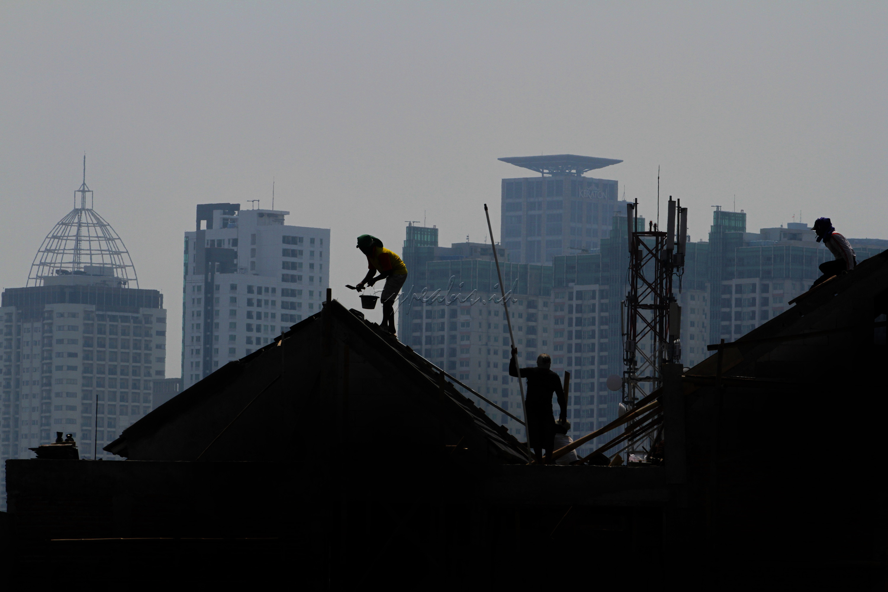 Jajaran gedung bertingkat di Ibukota Jakarta merupakan tanda Jakarta Era modern. Saat ini pembangunan pencakar langit seolah tak pernah berhenti. Proyek-proyek gedung tinggi terus bertambah setiap tahunnya.Sekarang semakin banyak saja gedung perkantoran dan apartemen yang menjulang tinggi ke atas dan dilengkapi teknologi canggih.