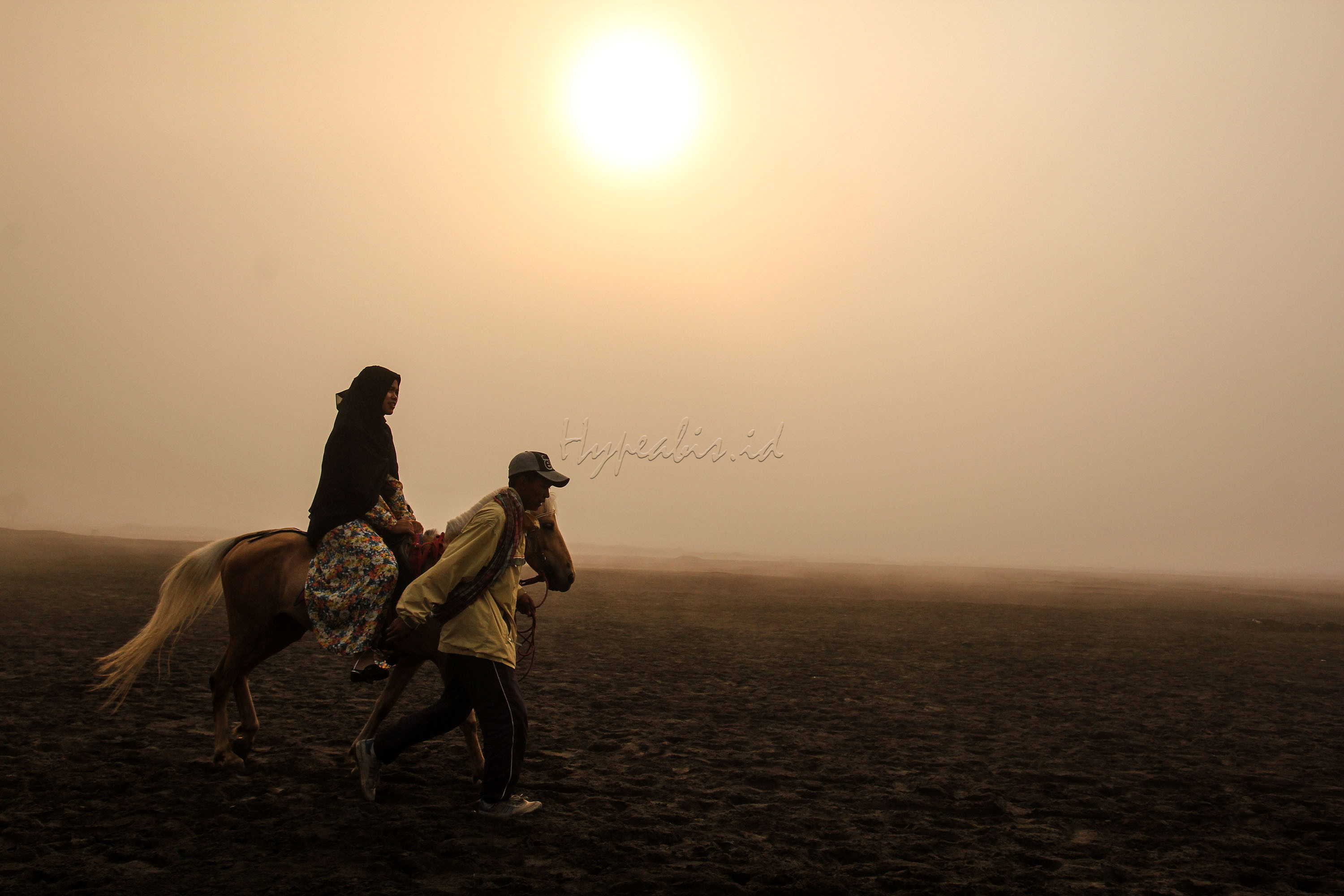 Wisatawan berkuda menuju puncak Gunung Bromo, Probolinggo, Jawa Timur.