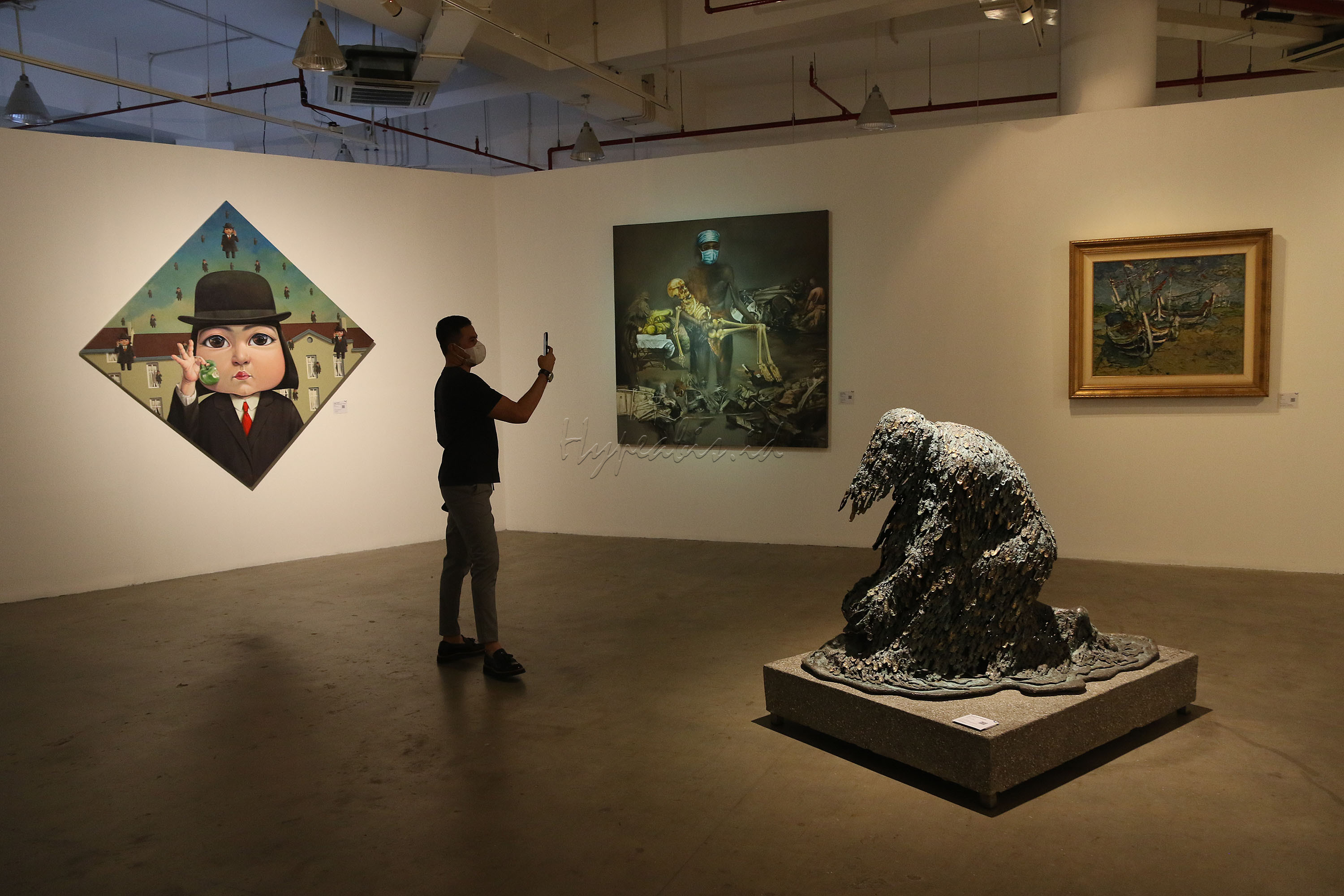 Pengunjung mengamati karya seni yang di pamerkan saat Pembukaan Art Moments Jakarta Online 2021 di Art:1 New Museum, Jakarta, Kamis (20/5/2021). Penyelenggara Art Moments Jakarta dengan bangga mengumumkan Art Moments Jakarta Online (AMJO) melalui platform virtual untuk pertama kali. Mulai tanggal 1 Juni hingga 30 Juni, pameran seni hybrid pertama di Indonesia ini dapat diakses melalui www.artmomentsjakarta.com, dan melalui aplikasi seluler Clamour. Art Moments Jakarta juga akan diadakan secara bersamaan yaitu tiga pameran offline di galeri seni ternama di Jakarta.
