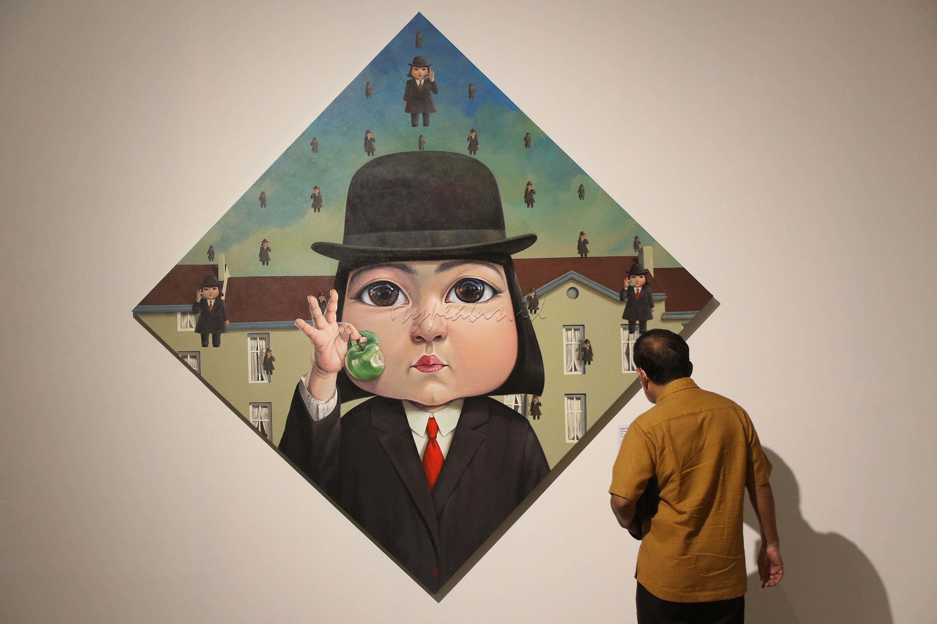 Pengunjung mengamati karya seni yang di pamerkan saat Pembukaan Art Moments Jakarta Online 2021 di Art:1 New Museum, Jakarta, Kamis (20/5/2021). Penyelenggara Art Moments Jakarta dengan bangga mengumumkan Art Moments Jakarta Online (AMJO) melalui platform virtual untuk pertama kali. Mulai tanggal 1 Juni hingga 30 Juni, pameran seni hybrid pertama di Indonesia ini dapat diakses melalui www.artmomentsjakarta.com, dan melalui aplikasi seluler Clamour. Art Moments Jakarta juga akan diadakan secara bersamaan yaitu tiga pameran offline di galeri seni ternama di Jakarta.