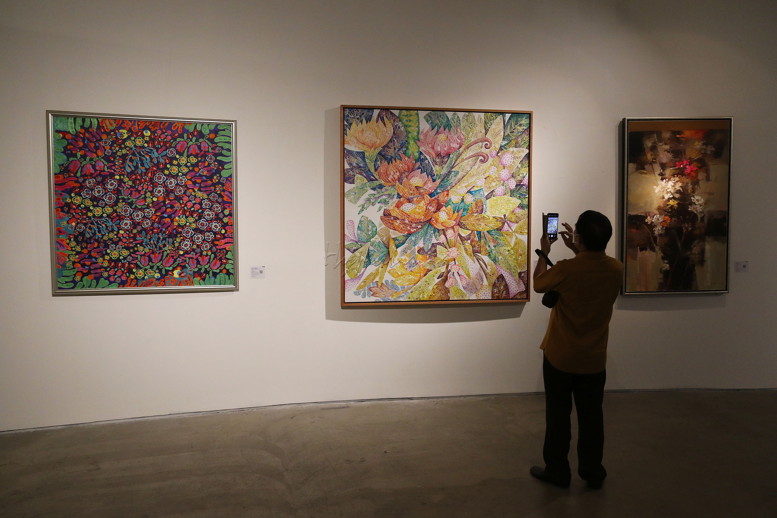 Pengunjung mengamati karya seni yang di pamerkan saat Pembukaan Art Moments Jakarta Online 2021 di Art:1 New Museum, Jakarta, Kamis (20/5/2021). Penyelenggara Art Moments Jakarta dengan bangga mengumumkan Art Moments Jakarta Online (AMJO) melalui platform virtual untuk pertama kali. Mulai tanggal 1 Juni hingga 30 Juni, pameran seni hybrid pertama di Indonesia ini dapat diakses melalui www.artmomentsjakarta.com, dan melalui aplikasi seluler Clamour. Art Moments Jakarta juga akan diadakan secara bersamaan yaitu tiga pameran offline di galeri seni ternama di Jakarta.