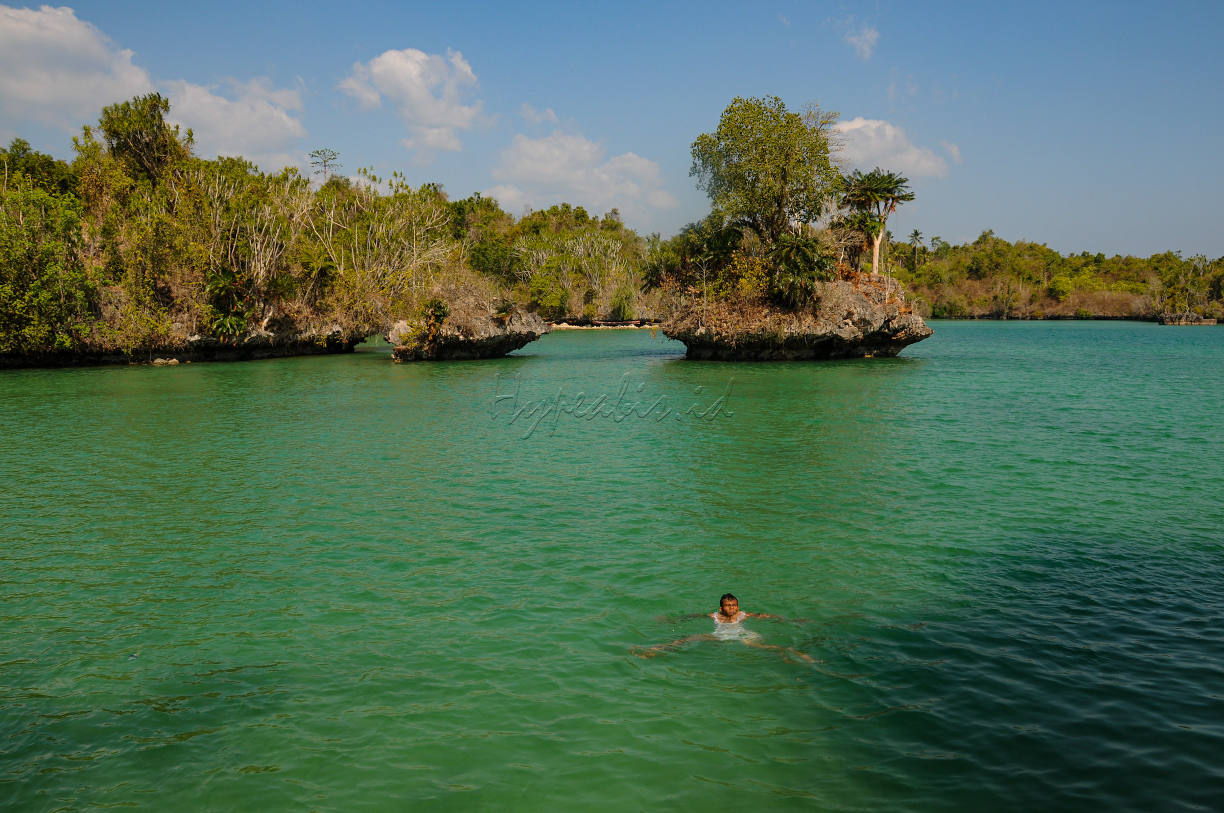 Pada jam tertentu atau ketika air surut, pengunjung bisa menyewa perahu pincara seharga Rp50.000 milik nelayan setempat untuk diantar menuju pantai di Selat Buton, melalui terowongan alam.