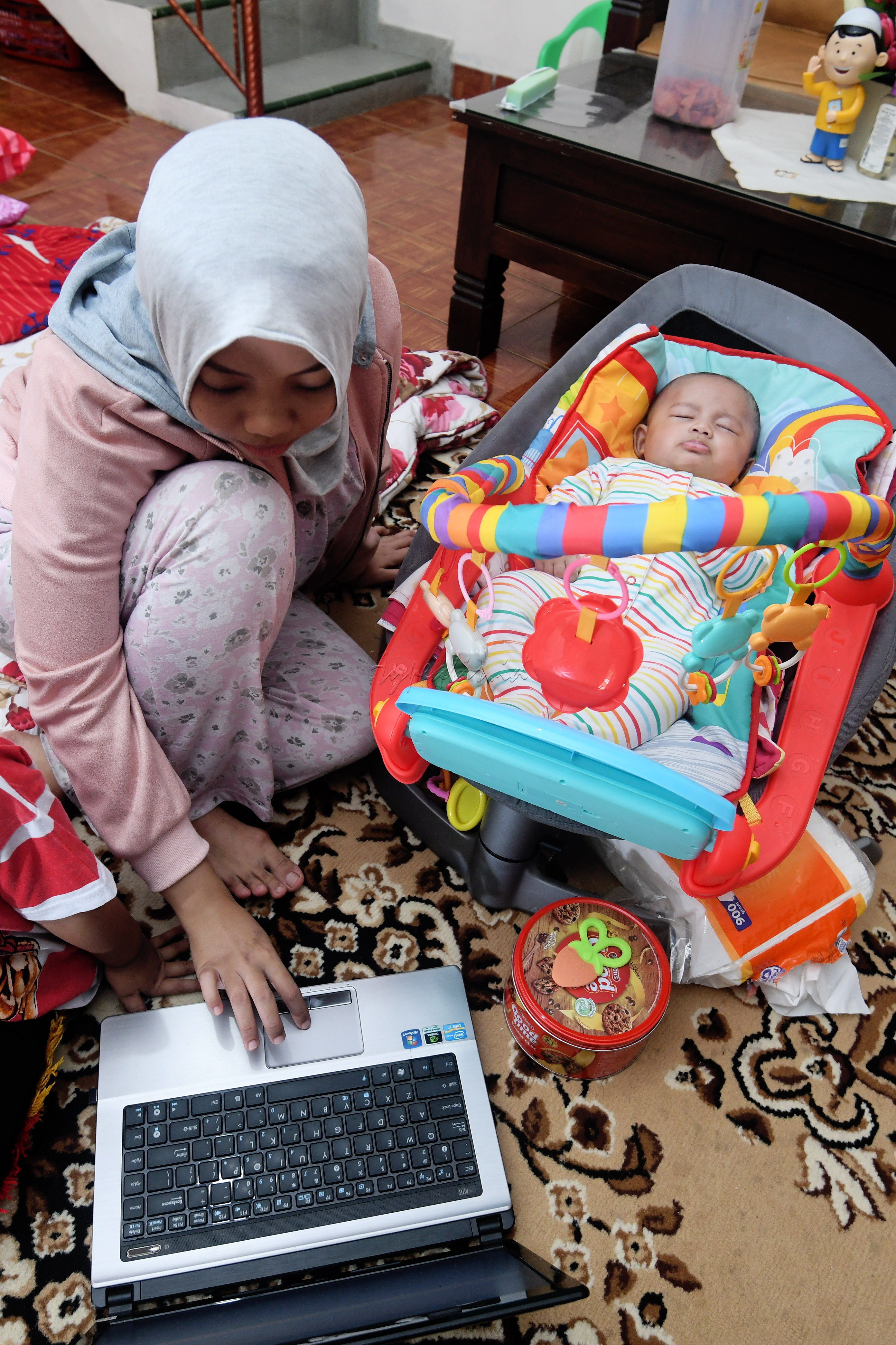 Pandemi Covid-19 membuat perubahan besar pada budaya massa kini. Interaksi antar manusia dibatasi termasuk dalam bekerja. Hampir semua kantor menerapkan bekerja dari rumah untuk mencegah penularan virus corona. Mau tidak mau beban perkerjaan bertambah, tidak hanya pekerjaan kantor tapi juga pekerjaan rumah. Pemandangan pekerja sambil melakukan pekerjaan rumah sudah menjadi hal biasa. Seperti mengasuh anak atau pekerjaan rumah lainnya.