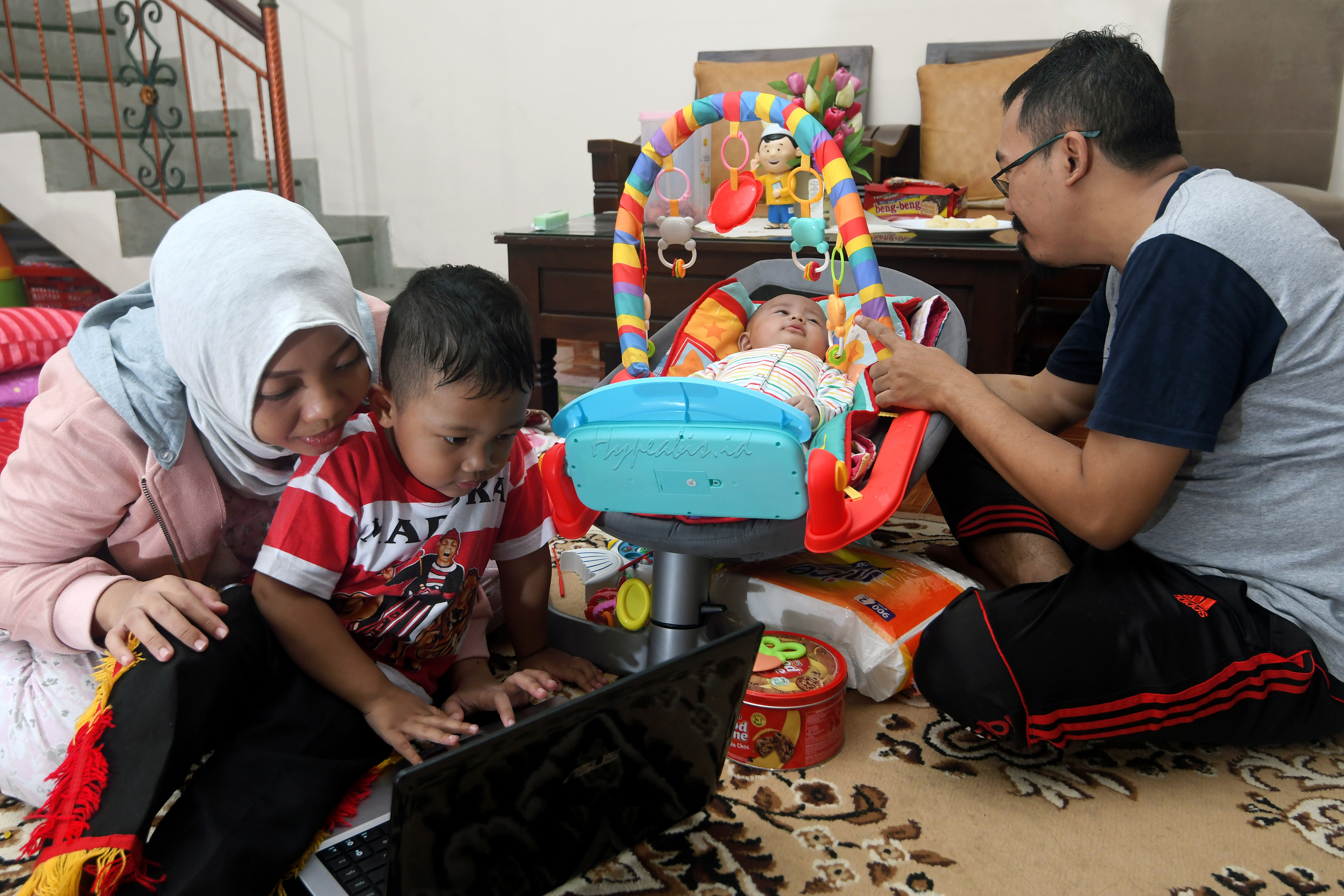 Pandemi Covid-19 membuat perubahan besar pada budaya massa kini. Interaksi antar manusia dibatasi termasuk dalam bekerja. Hampir semua kantor menerapkan bekerja dari rumah untuk mencegah penularan virus corona. Mau tidak mau beban perkerjaan bertambah, tidak hanya pekerjaan kantor tapi juga pekerjaan rumah. Pemandangan pekerja sambil melakukan pekerjaan rumah sudah menjadi hal biasa. Seperti mengasuh anak atau pekerjaan rumah lainnya.