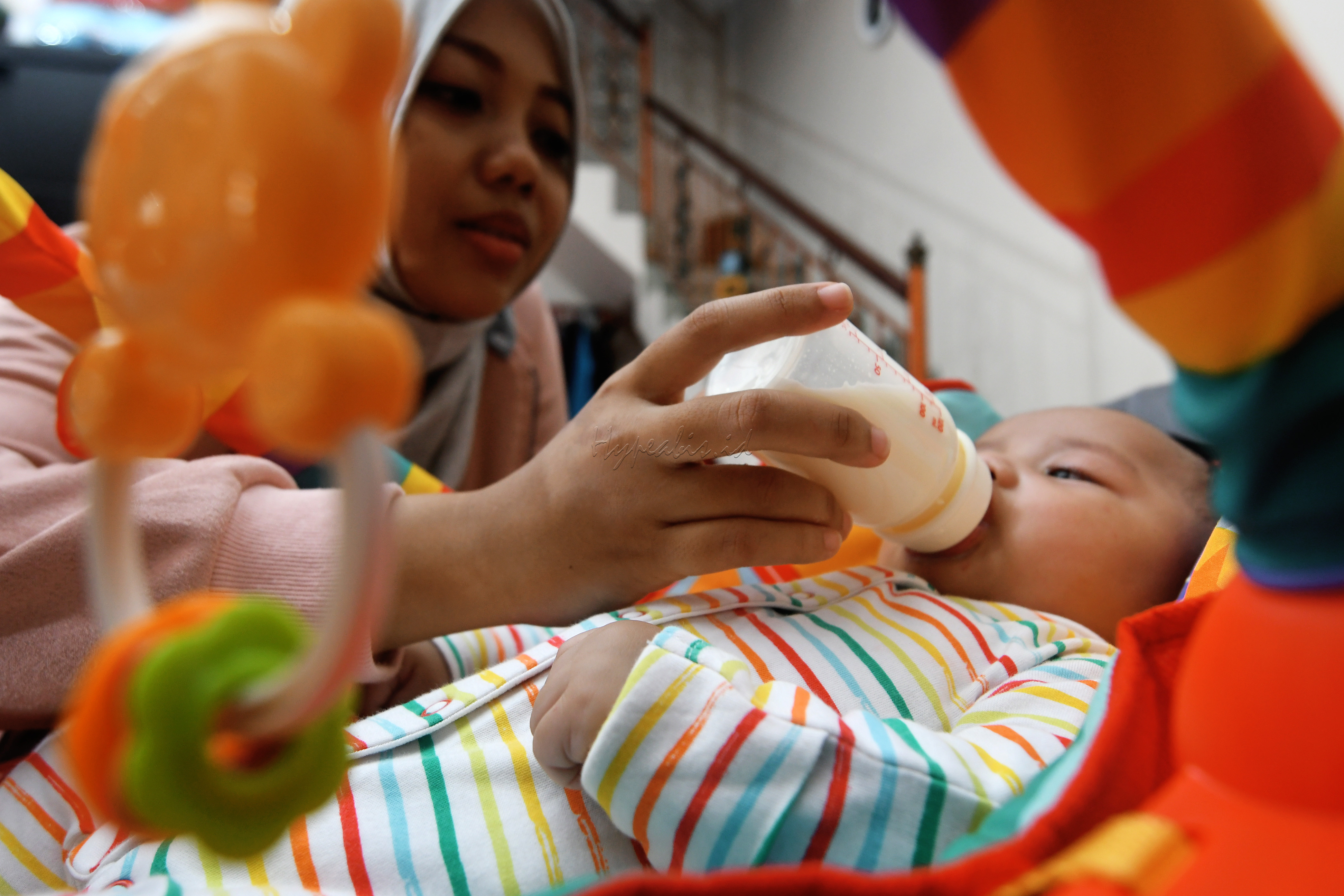 Pandemi Covid-19 membuat perubahan besar pada budaya massa kini. Interaksi antar manusia dibatasi termasuk dalam bekerja. Hampir semua kantor menerapkan bekerja dari rumah untuk mencegah penularan virus corona. Mau tidak mau beban perkerjaan bertambah, tidak hanya pekerjaan kantor tapi juga pekerjaan rumah. Pemandangan pekerja sambil melakukan pekerjaan rumah sudah menjadi hal biasa. Seperti mengasuh anak atau pekerjaan rumah lainnya.