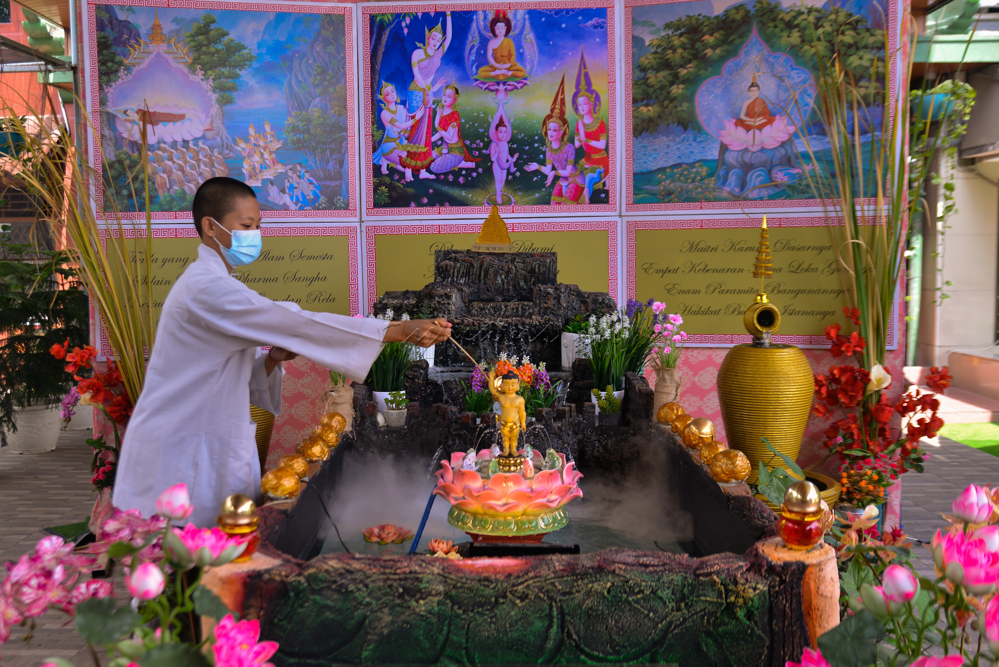 Samaneri memandikan patung Buddha di Vihara Lalitavistara, Cilincing, Jakarta, Rabu (25/5/2021).