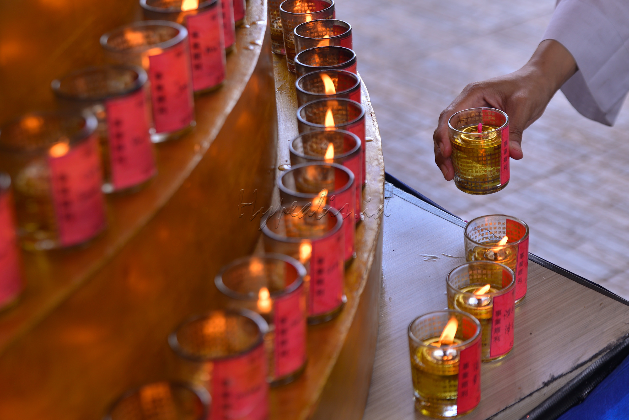 Tak hanya membersihkan patung Buddha, Samaneri pun menyiapkan lilin di Vihara Lalitavistara.