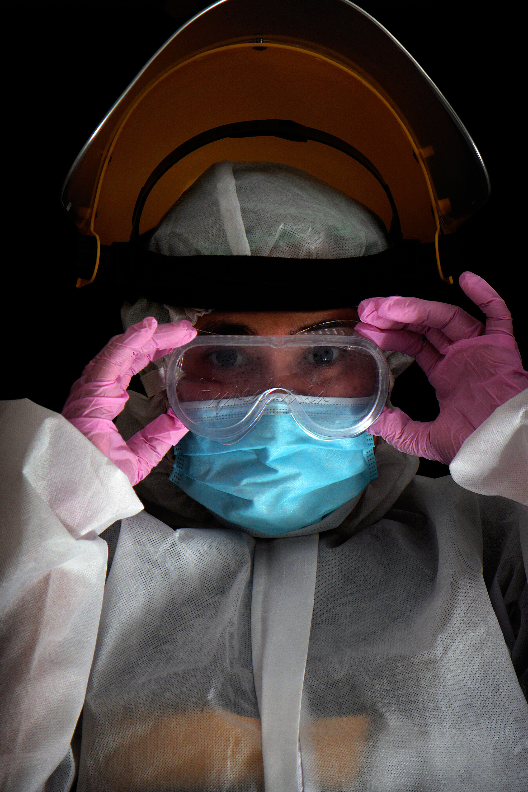Wara-wiri tenaga kesehatan menggunakan baju putih menyelubungi seluruh tubuh atau Hazmat menjadi pemandangan dewasa ini. Padahal penggunaan Hazmat merupakan pertanda terjadinya peristiwa berbahaya atau genting dari sudut kesehatan.

Pakaian hazmat adalah singkatan dari hazardous materials atau bahan-bahan berbahaya. dikenal juga dengan nama pakaian dekontaminasi. hazmat merupakan perlengkapan perlindungan pribadi yang terdiri dari bahan yang impermeabel dan digunakan untuk proteksi melawan material berbahaya, termasuk patogen, kuman dan penyakit berbahaya lainnya agar tidak mencapai bagian dalam tubuh manusia yang rentan.