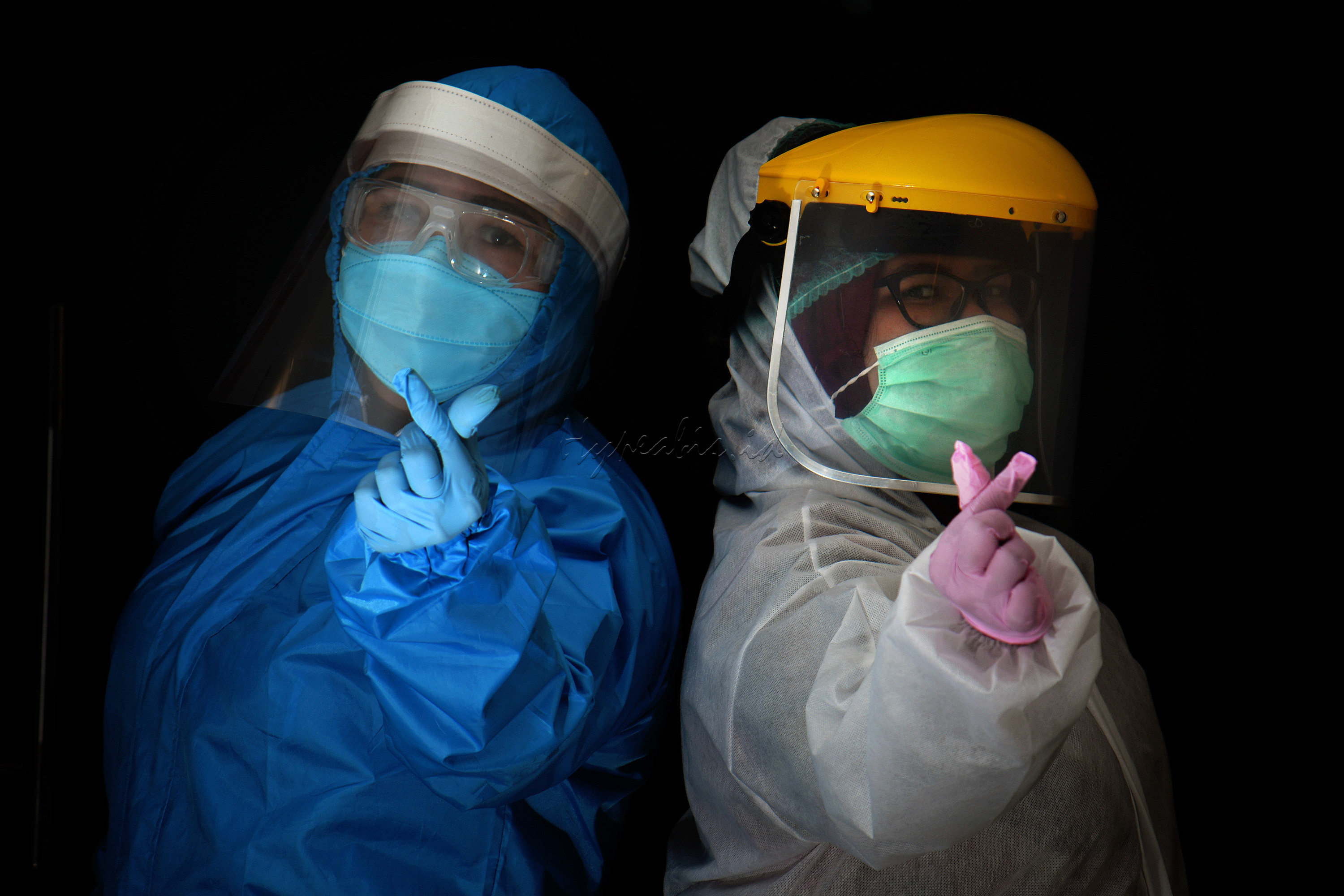 Wara-wiri tenaga kesehatan menggunakan baju putih menyelubungi seluruh tubuh atau Hazmat menjadi pemandangan dewasa ini. Padahal penggunaan Hazmat merupakan pertanda terjadinya peristiwa berbahaya atau genting dari sudut kesehatan.

Pakaian hazmat adalah singkatan dari hazardous materials atau bahan-bahan berbahaya. dikenal juga dengan nama pakaian dekontaminasi. hazmat merupakan perlengkapan perlindungan pribadi yang terdiri dari bahan yang impermeabel dan digunakan untuk proteksi melawan material berbahaya, termasuk patogen, kuman dan penyakit berbahaya lainnya agar tidak mencapai bagian dalam tubuh manusia yang rentan.
