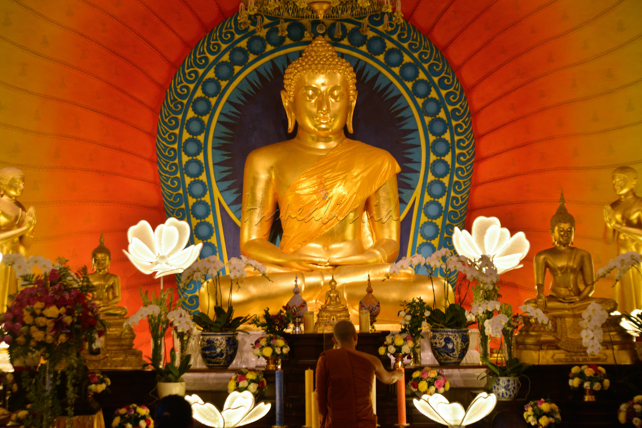 Biksu menyalakan lilin di Vihara Dhammacakka Jaya, Sunter, Jakarta, Rabu (26/5).