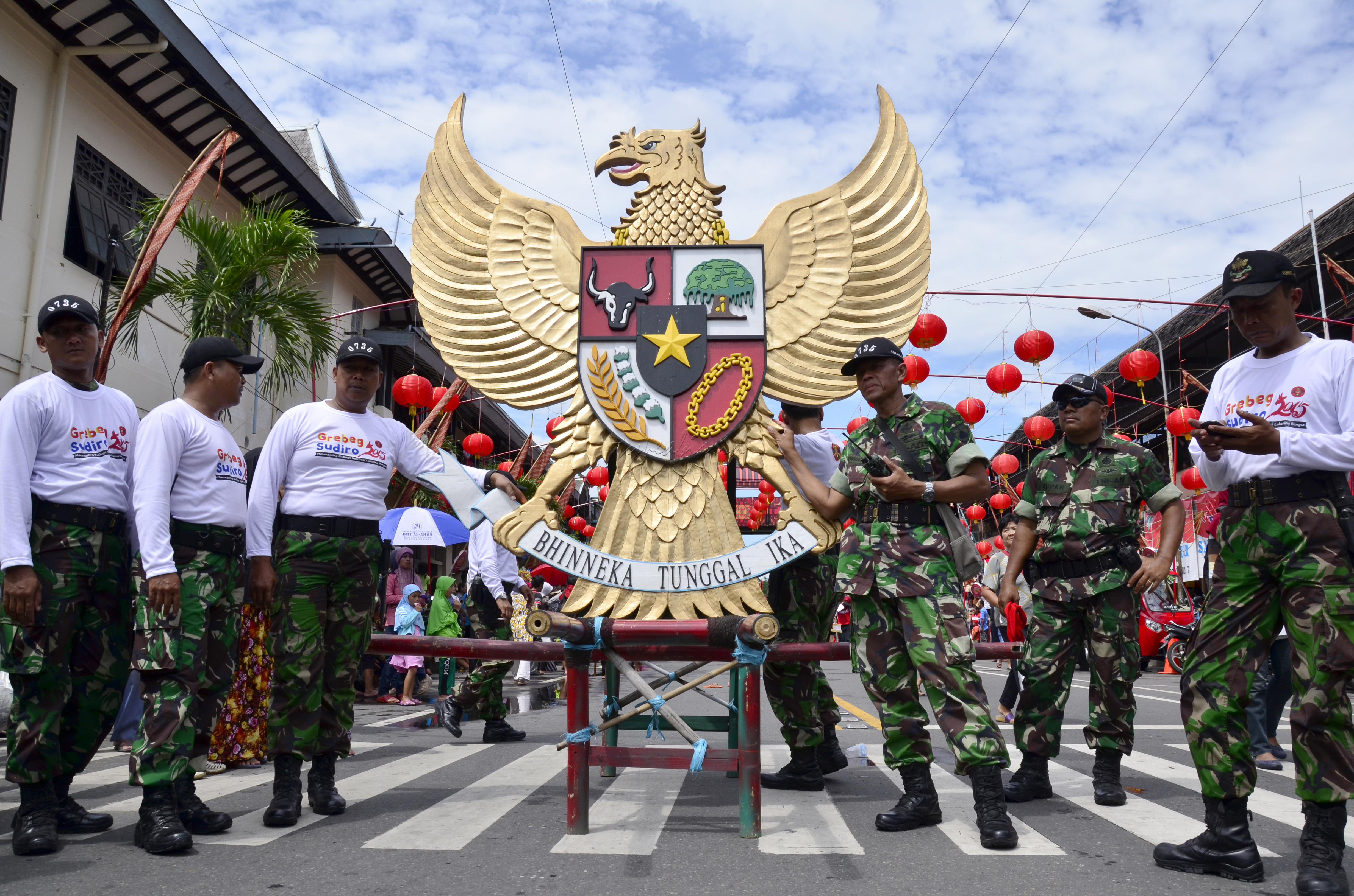 Simbol NKRI Burung Garuda berukuran besar diarak oleh anggota TNI saat mengikuti  pawai di Grebeg Sudiro di Kampung Pecinan Sudiroprajan, Solo.