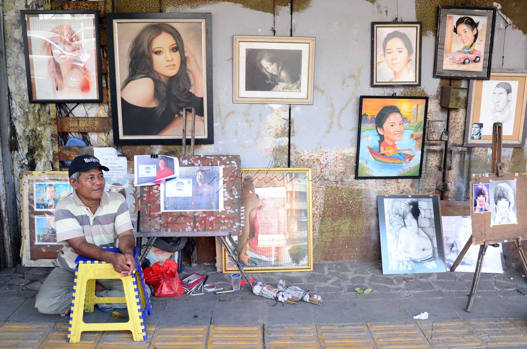 Kamijan (54) berprofesi sebagai pelukis potrait di Kota Tua, Jakarta yang sudah bekerja selama 15 tahun. Dalam sebulan pendapatan Kamijan mencapai 3 - 4 juta.