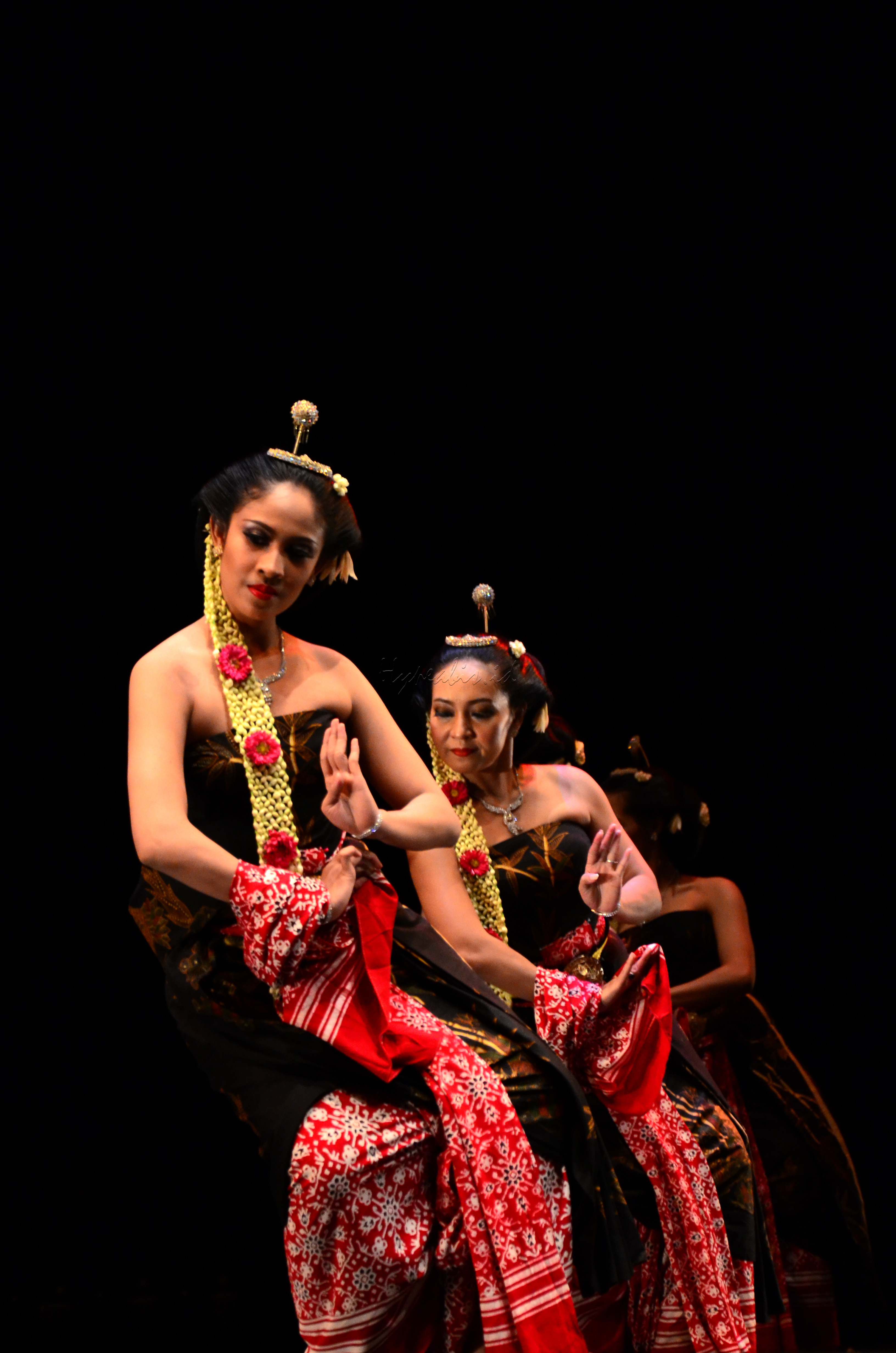 Seni juga bisa diartikan sebagai segala sesuatu yang diciptakan manusia berdasarkan ide gagasan yang mengandung unsur keindahan dan mampu memengaruhi perasaan orang lain. Salah satunya  seni teater dan seni tari yang merupakan cabang seni.