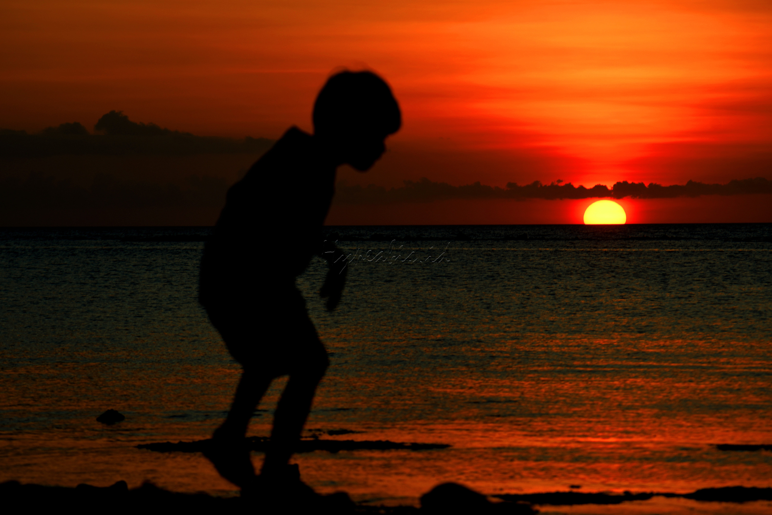 Bermain di Pantai Kelapa Lima.